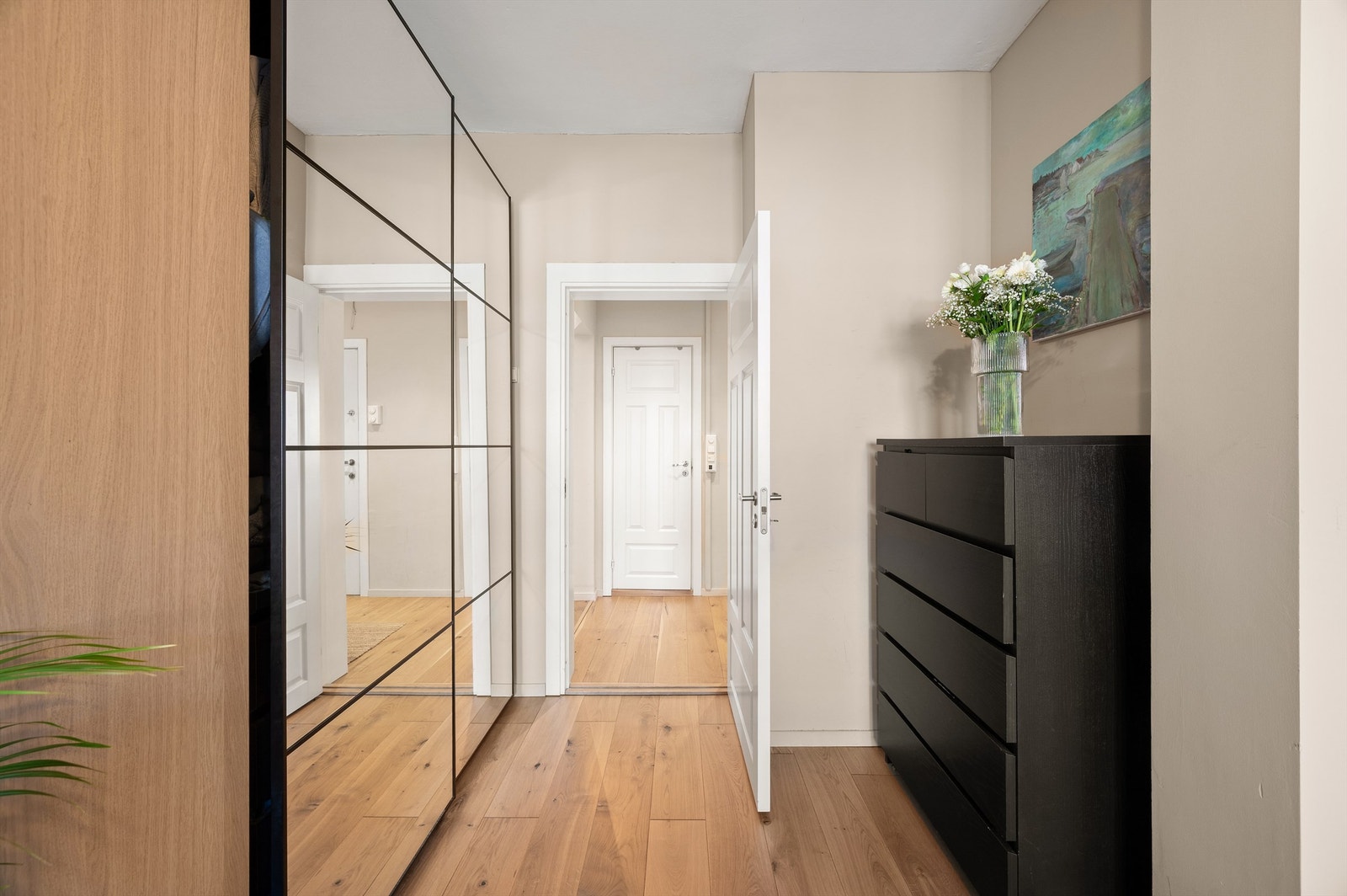Speilgarderobe medd gode lagringsmuligheter på soverom. Galleribilde