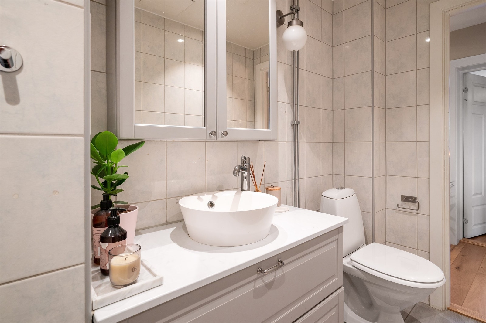 Badet er utstyrt med dusjhjørne med skyvedører i glass. Galleribilde