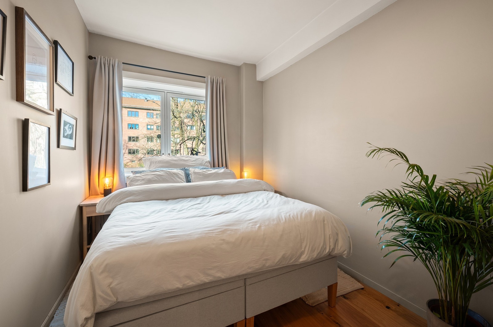 Rommet er holdt i duse og behagelige nyanser, perfekte for soverommet. Galleribilde
