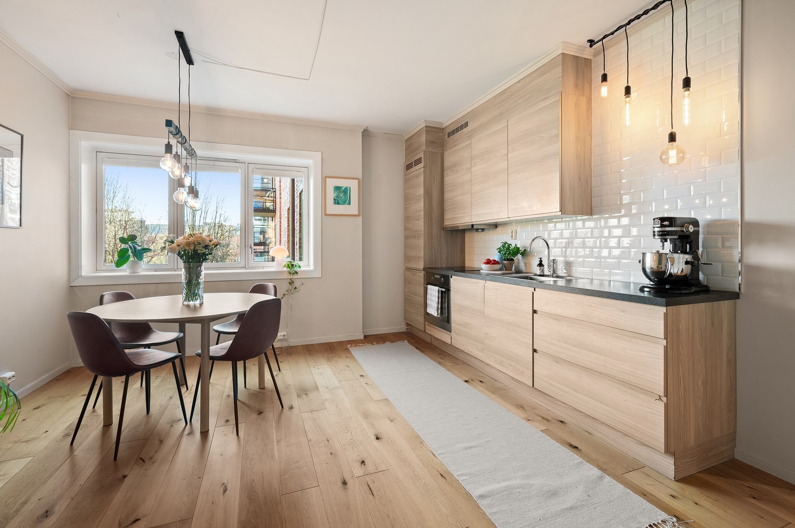 Kjøkkeninnredningen fra 2016 har en praktisk kullfilterventilator over kokeplassen. Galleribilde