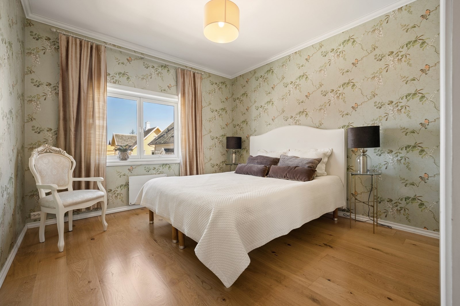 Hovedsoverommet har godt med plass til dobbeltseng. Galleribilde