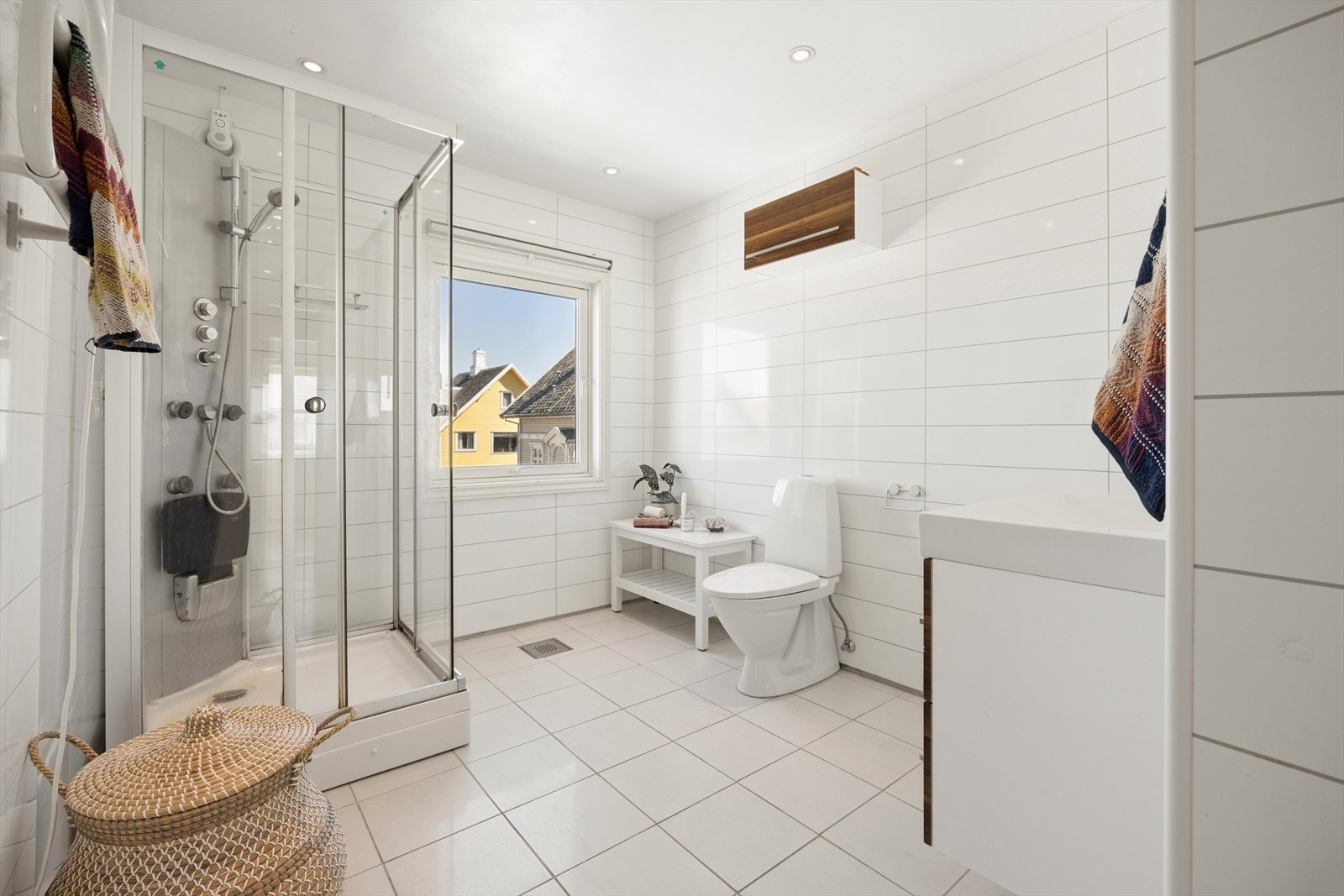 Badet er innredet med spotter i tak, dusjkabinett, toalett og nyere baderomsinnredning med speil og belysning. Det er også varmekabler i gulv. Galleribilde