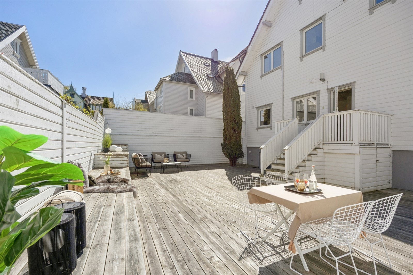 Massevis av plass til hele familien. Her kan du fint innrede med store utemøbler og nyte sommerhalvåret. Galleribilde