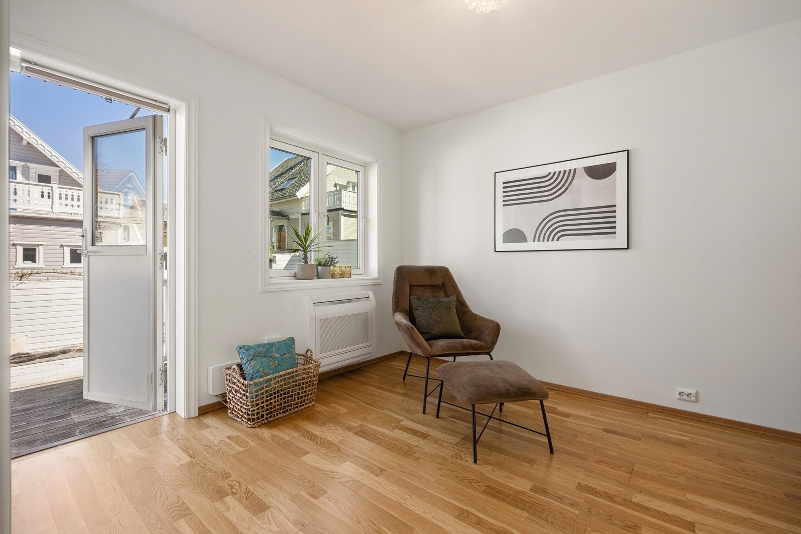 Herfra leder veien ut til terrassen på baksiden av boligen som kan nytes. Galleribilde