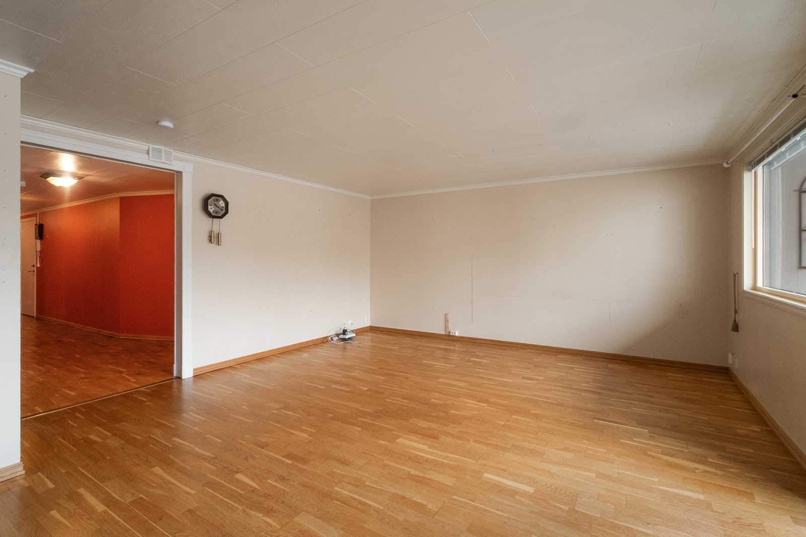 Her har man god plass til flere møbelløsninger, og den åpne løsningen mot gangen gir lett adkomst. Galleribilde