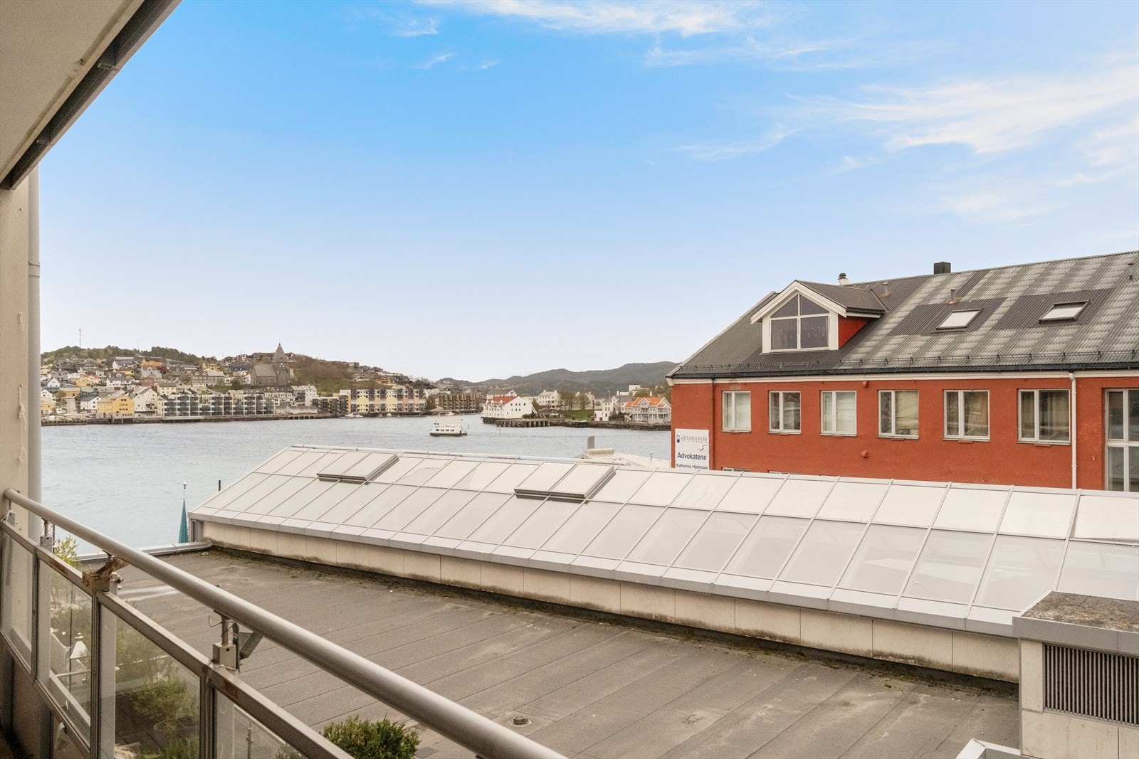 Fra balkongen ser man Sundbåten gå mellom landene. Galleribilde