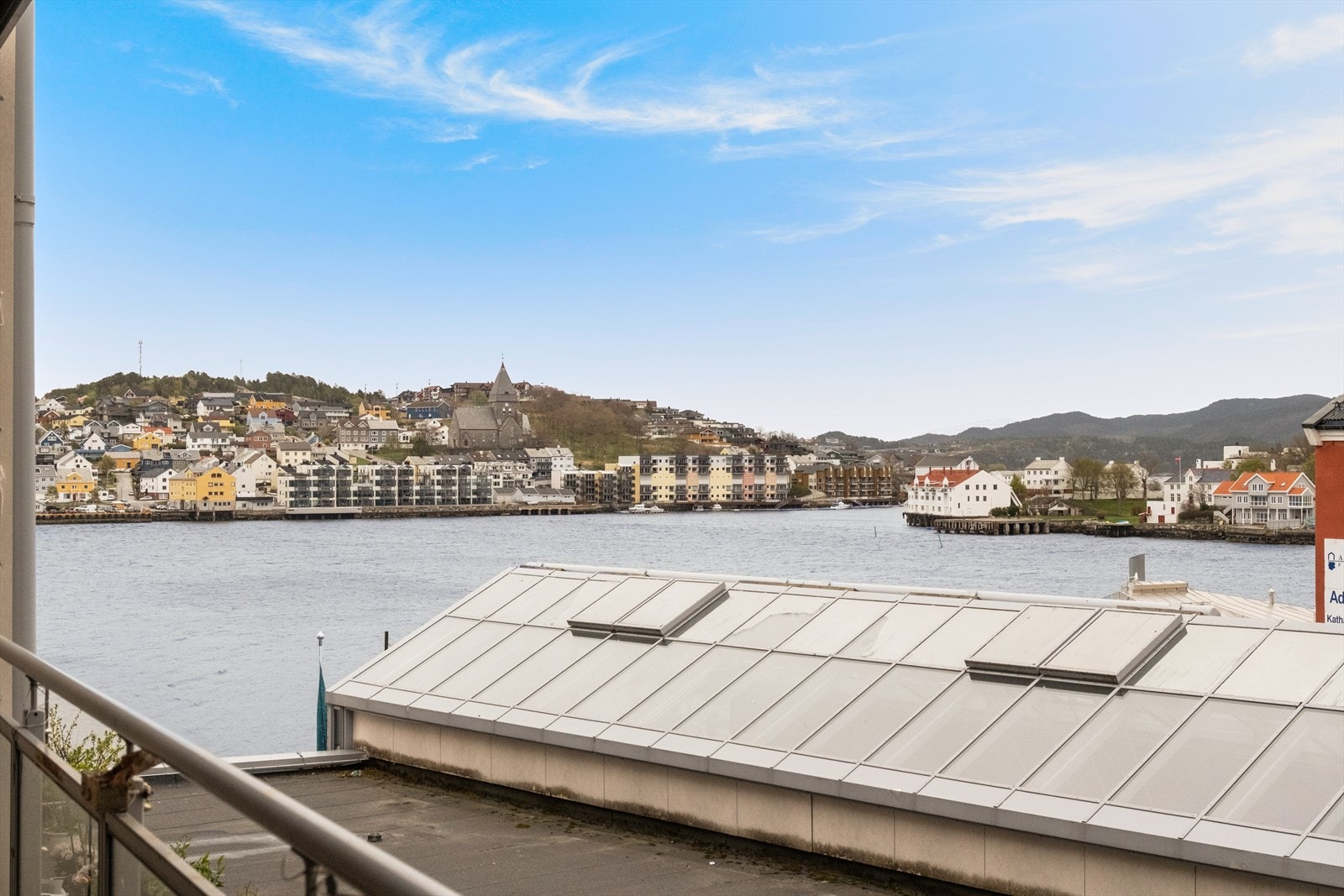 Flott utsikt over havna, mot Nordlandet og Innlandet Galleribilde