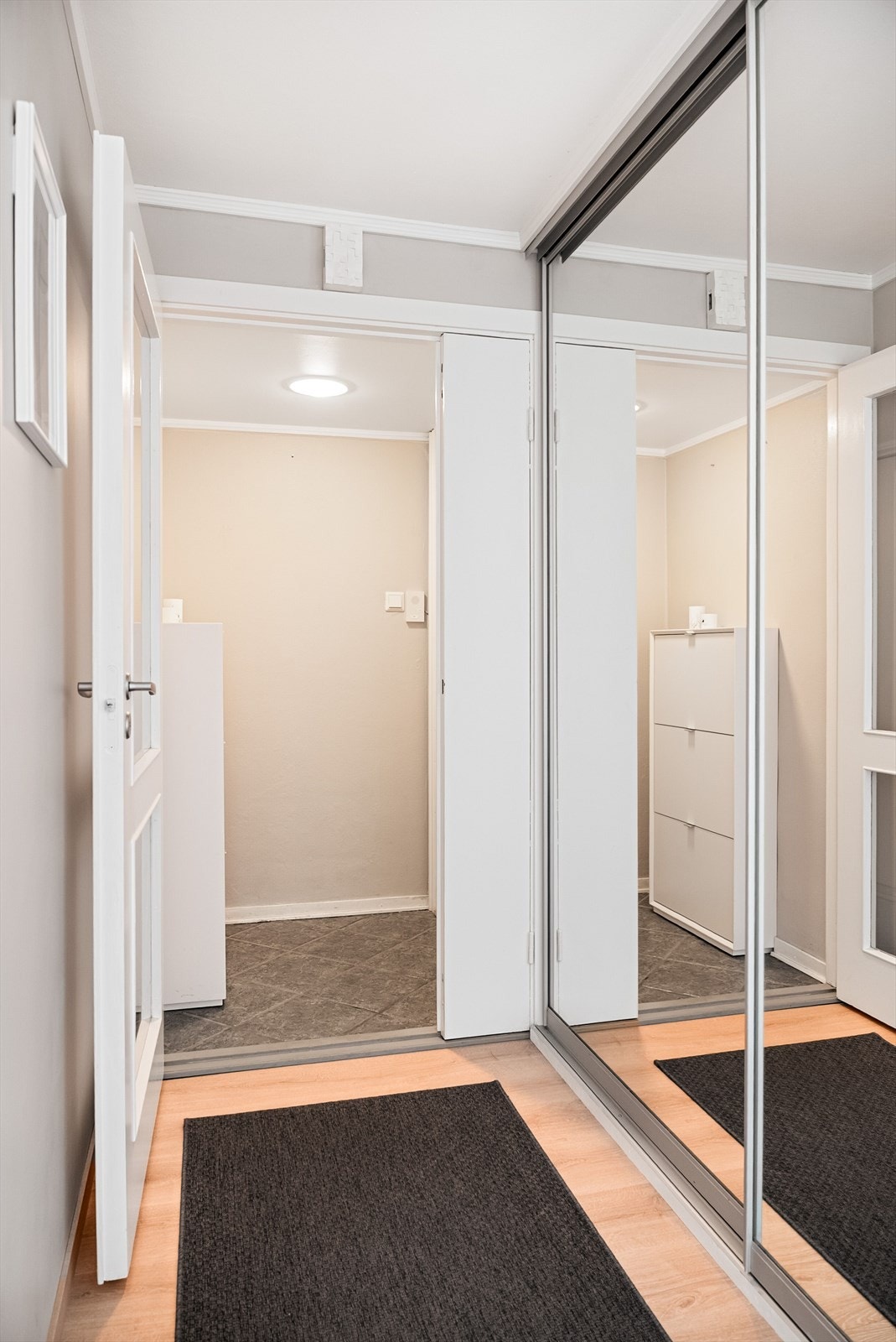 Entréen er utstyrt med en stor integrert skyvedørsgarderobe med gode oppbevaringsmuligheter. Galleribilde