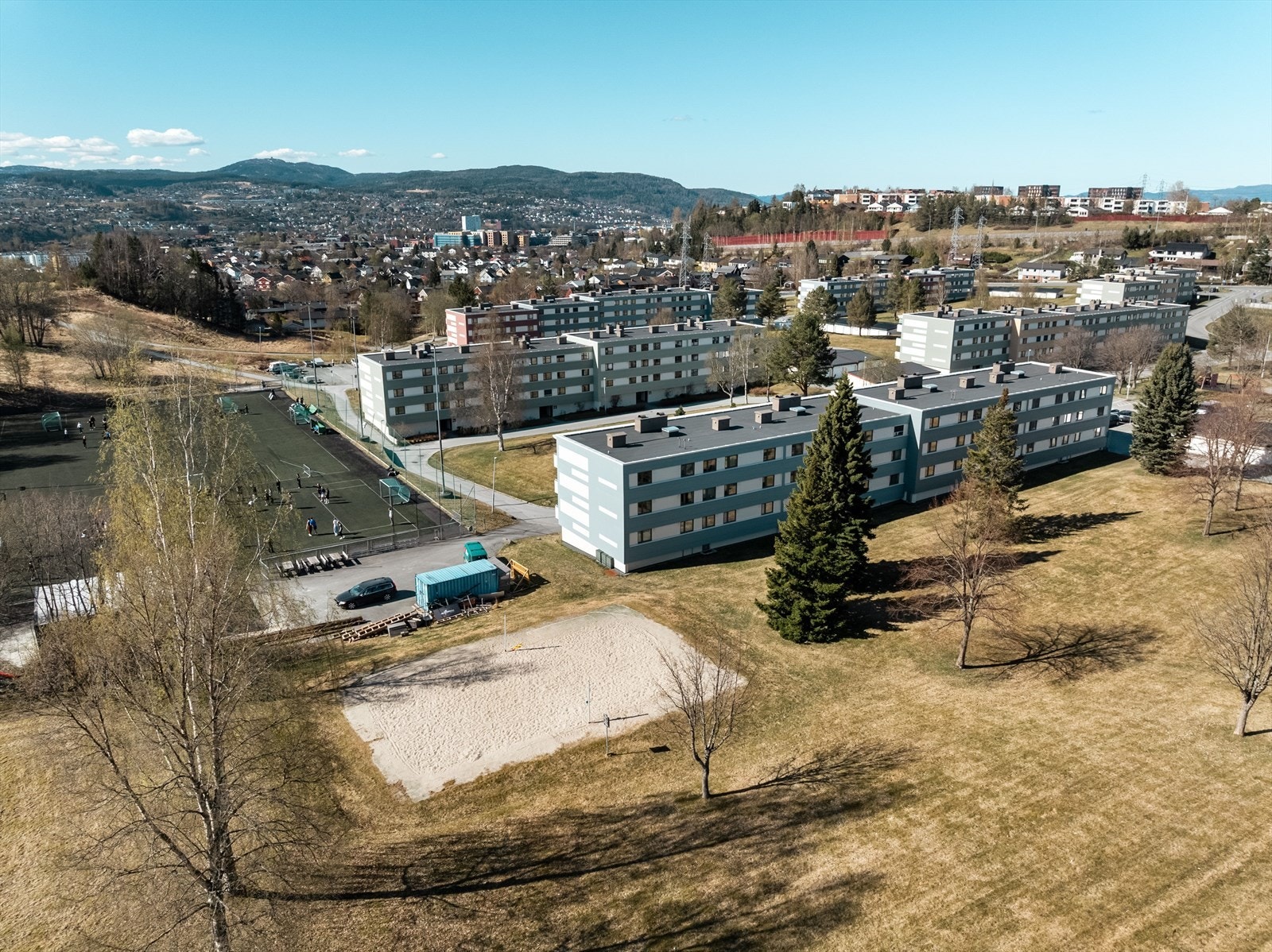 Borettslaget har pent opparbeidede fellesarealer med grønne plenområder, lekeplass og volleyballbane. Velkommen til visning! Galleribilde