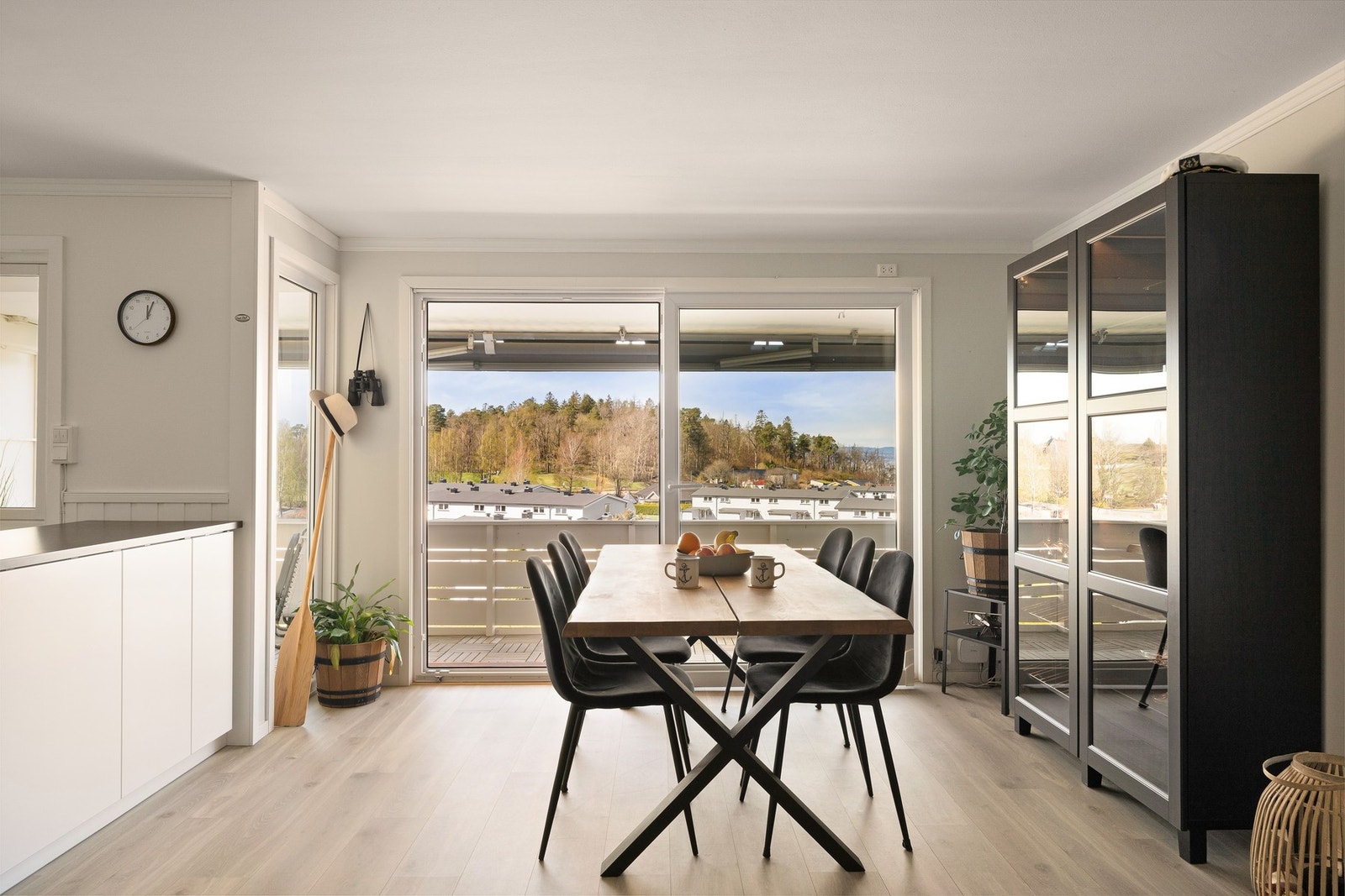 Store vindusflater slipper rikelig med naturlig lys inn Galleribilde