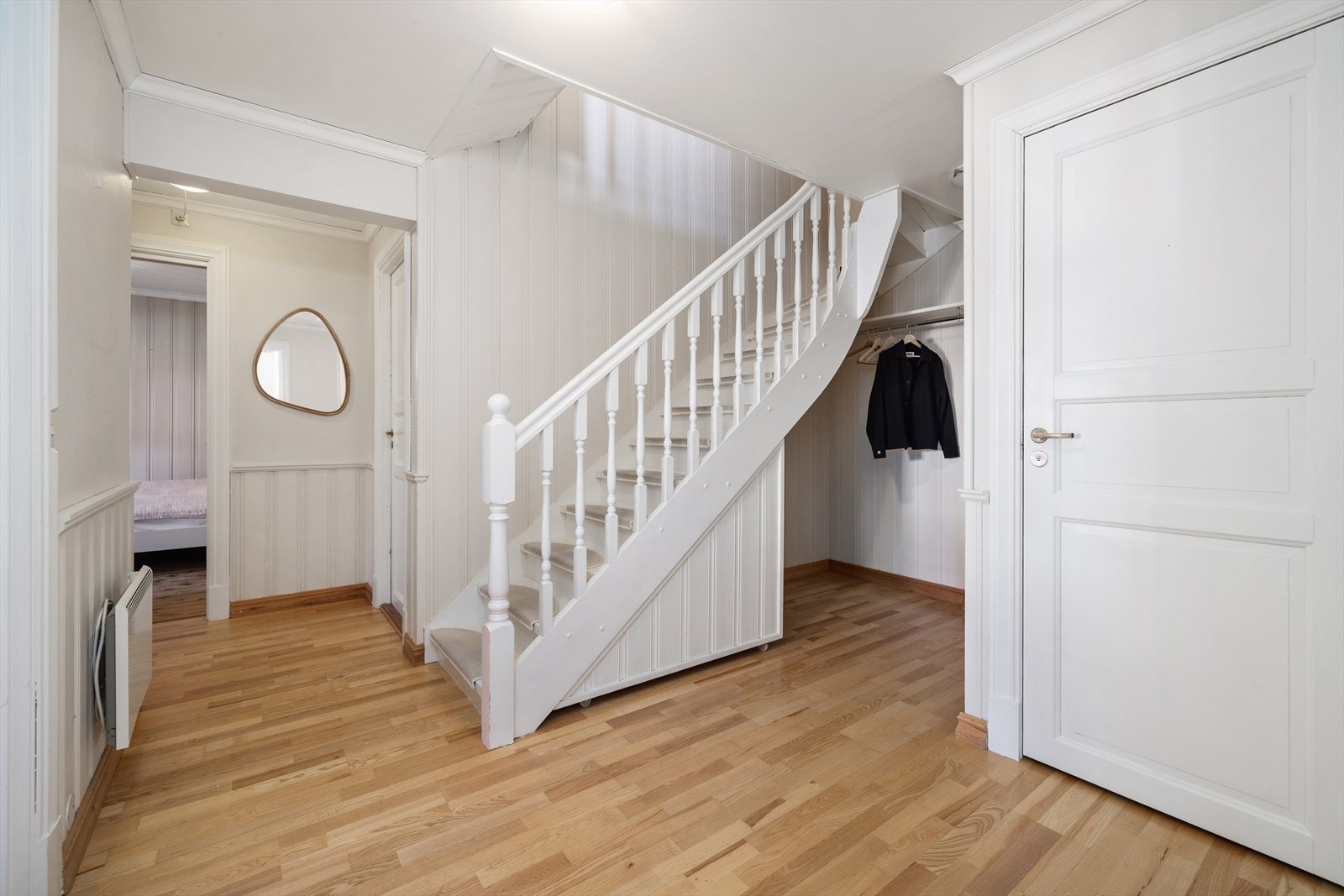 Gangen i første etasje binder sammen soverommene og badene, med trapp opp til hovedetasjen. Galleribilde