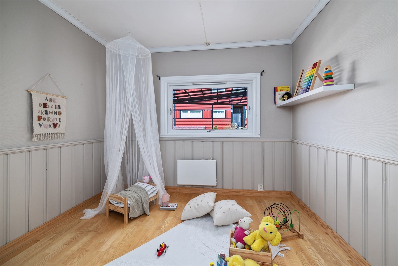 Det andre soverommet i etasjen, med brystningspanel og god plass til seng og lekeareal. Galleribilde