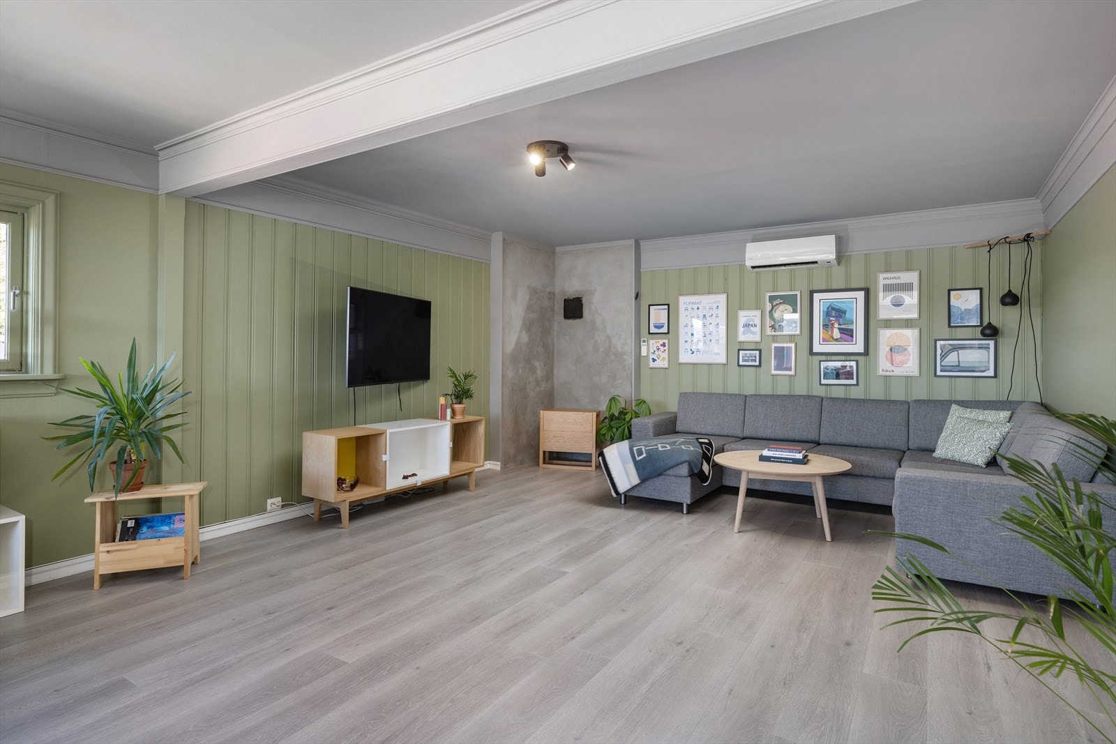 Stuen har god plass til en romslig sofagruppe. Galleribilde