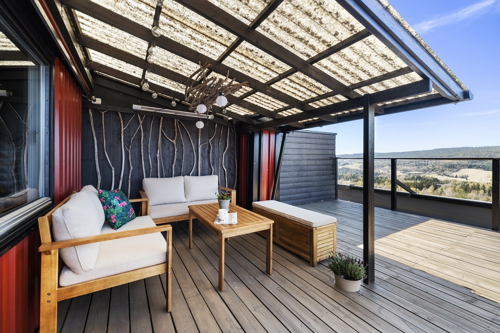 Takoverbygget på terrassen gir ly for kveldene. Galleribilde