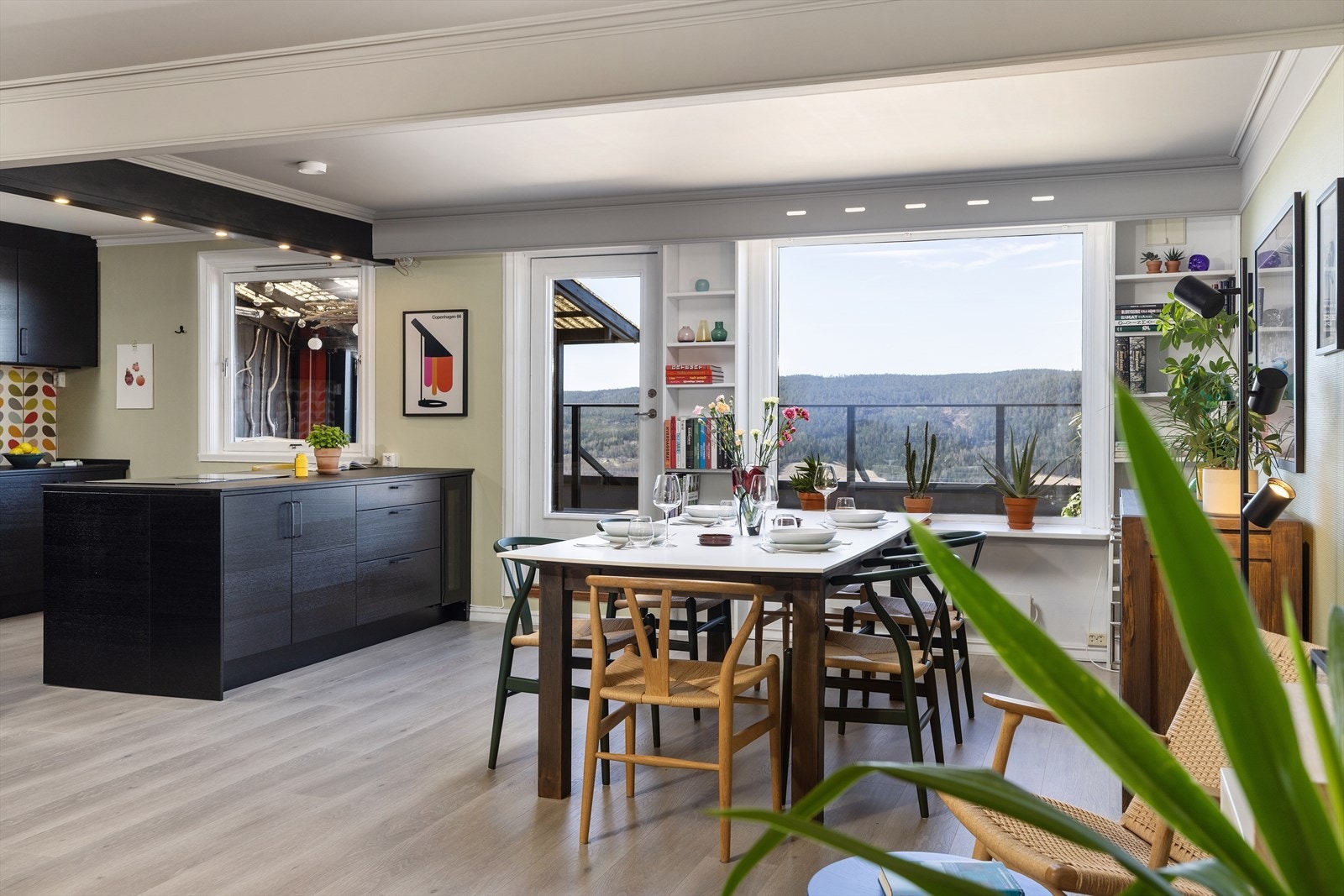 Spisestuen har plass til et stort langbord og nyter godt av lyset og utsikten fra de brede vindusflatene. Galleribilde