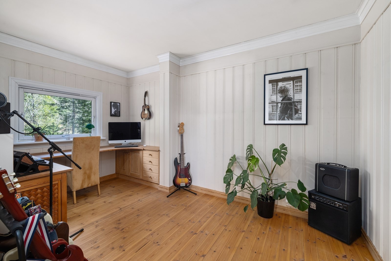 I andre etasje er det et innredet rom som egner seg godt som kontor eller hobbyrom, med plassbygget arbeidsbenk. Galleribilde