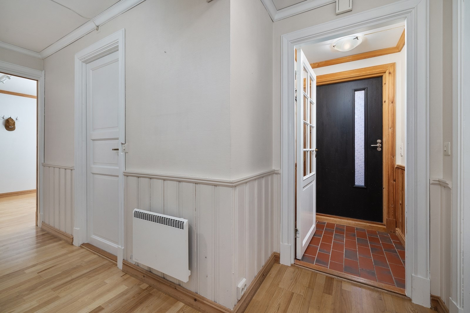 Entréen i første etasje har adkomst til en terrasse på ca. 10 m² ved inngangspartiet. Galleribilde