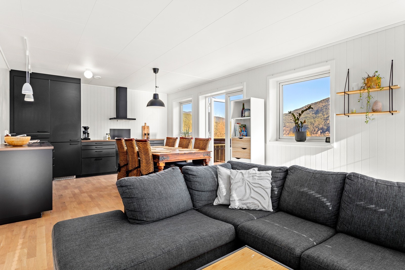 Stove og kjøkken er i open og sosial løysing. Galleribilde