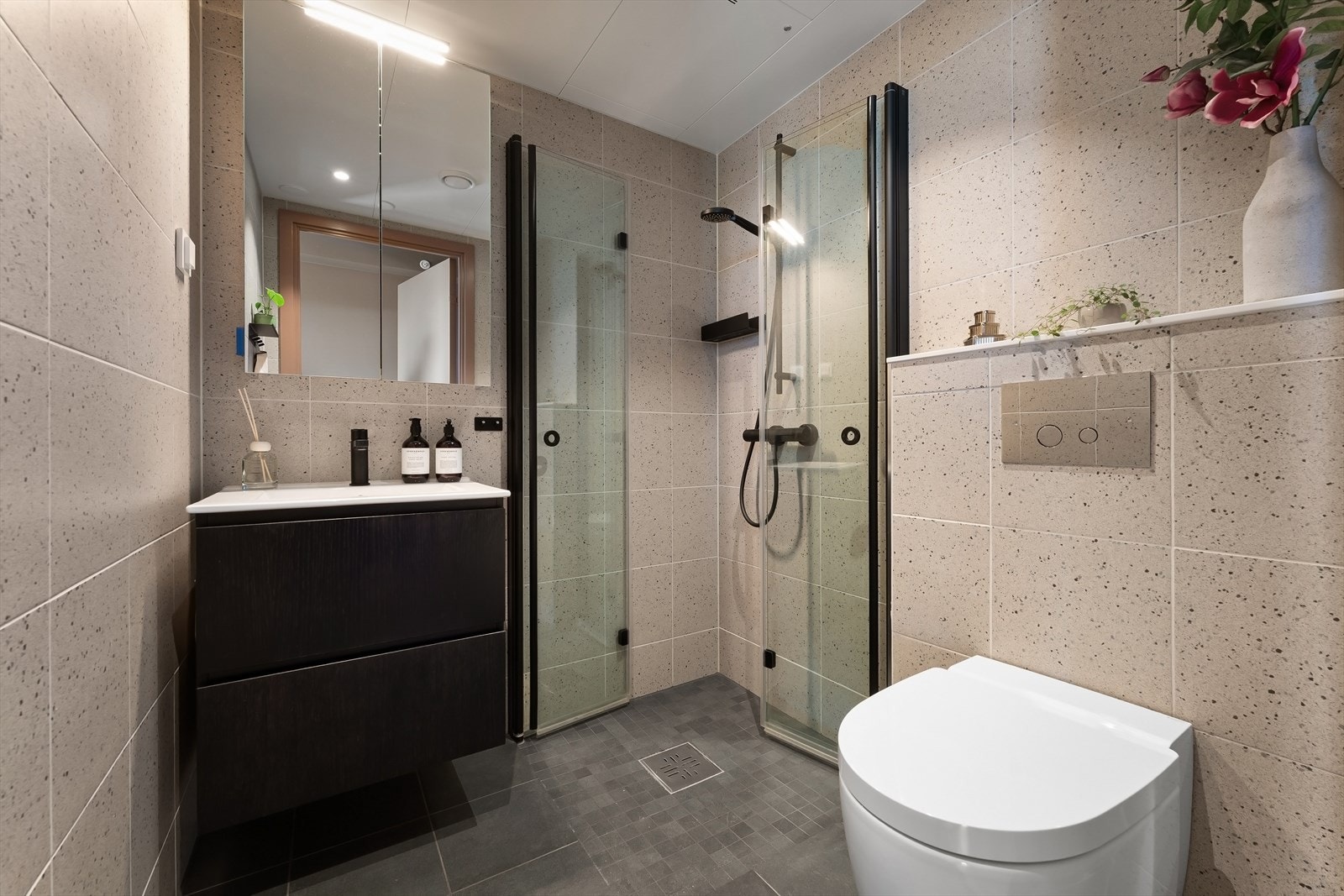 Bad 2, en-suite-bad med Geberit Aquaclean Mera dusjtoalett Galleribilde