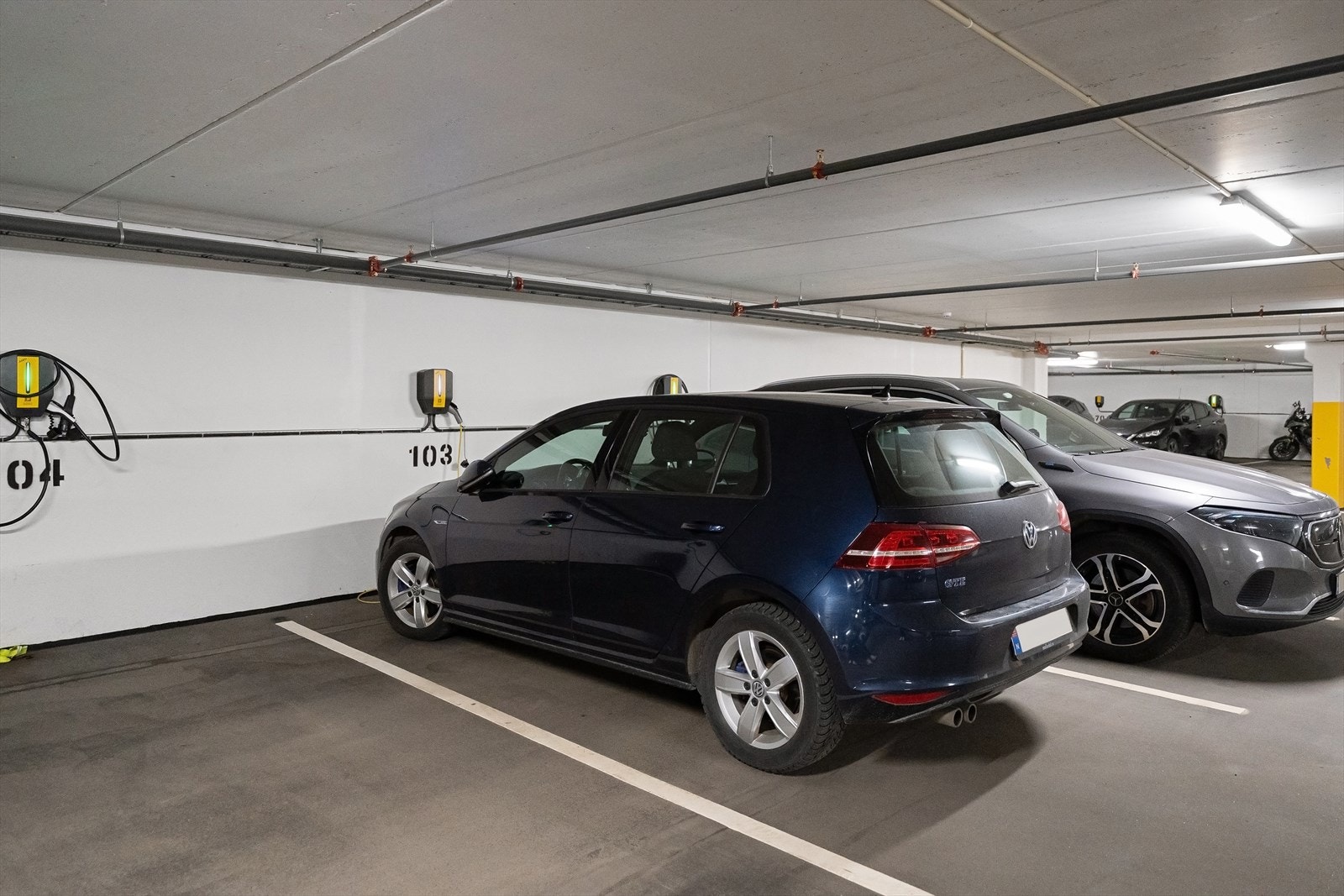 Garasjeplass med lader. Heis med direkte adkomst fra leilighetsplan for tørrskodd adkomst. U1, plass 103 (uten søyler) Galleribilde