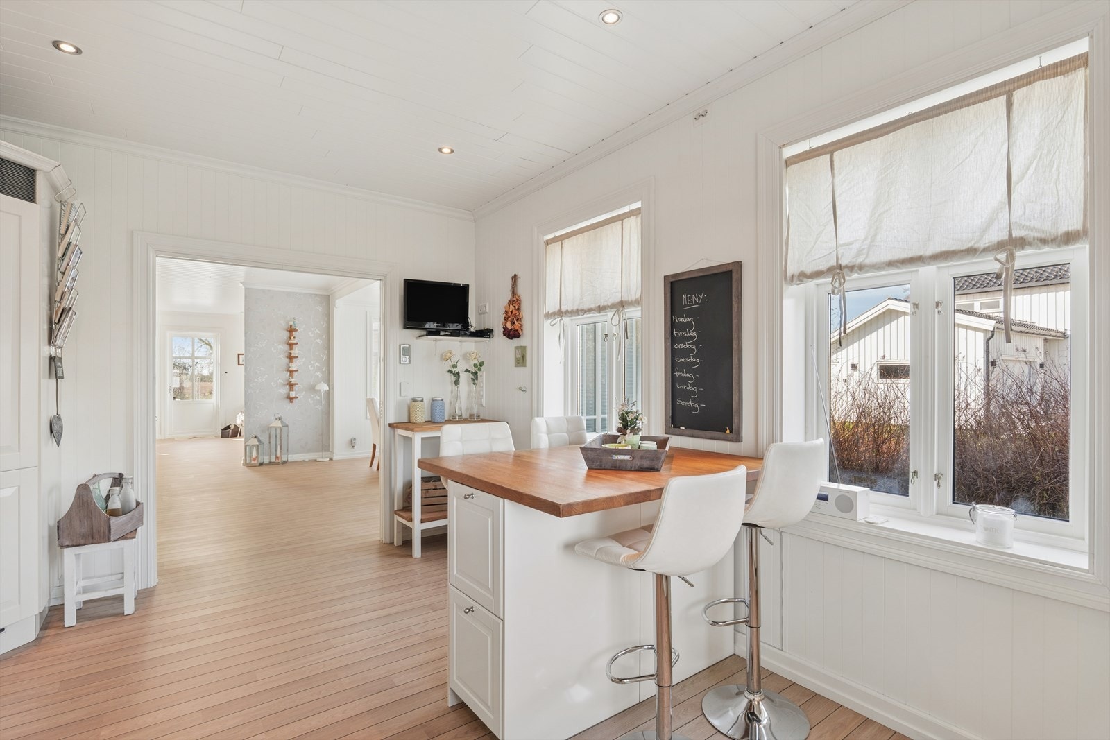 Her er det rikelig med skap- og benkeplass. Benkeplaten er i slitesterk laminat. Galleribilde