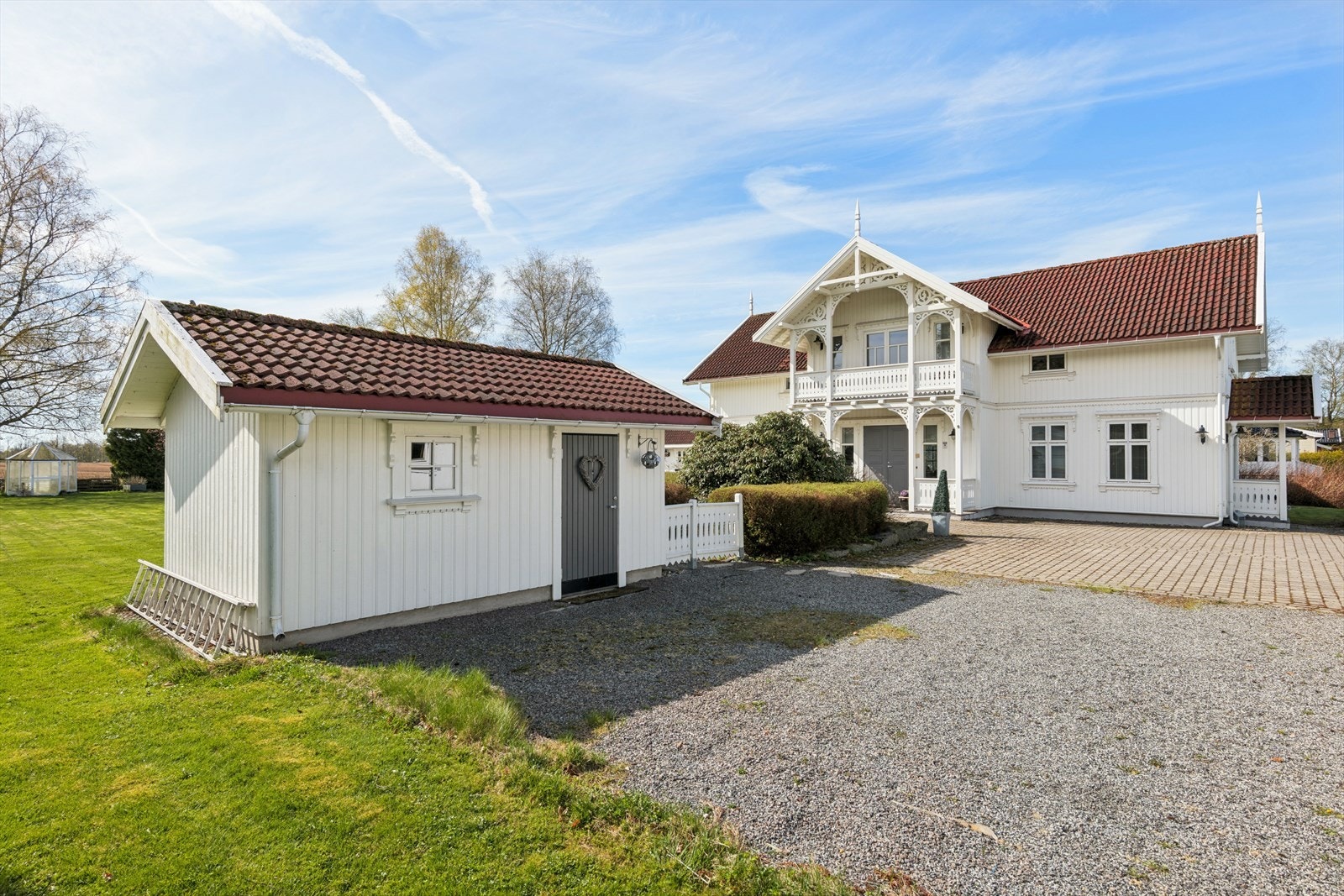 Ved siden av hovedhuset ligger en sjarmerende utebod og dobbel garasje med lagringsloft. Galleribilde