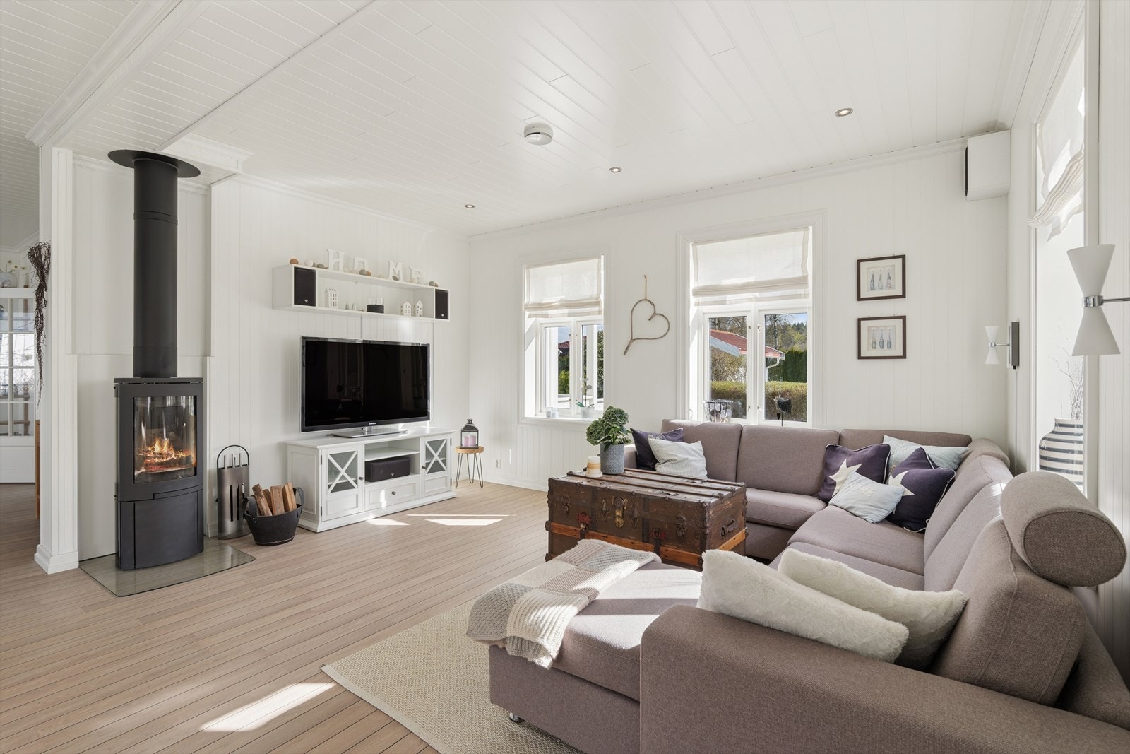I stuen sørger en moderne vedovn for ekstra varme og hygge på kalde dager. Galleribilde