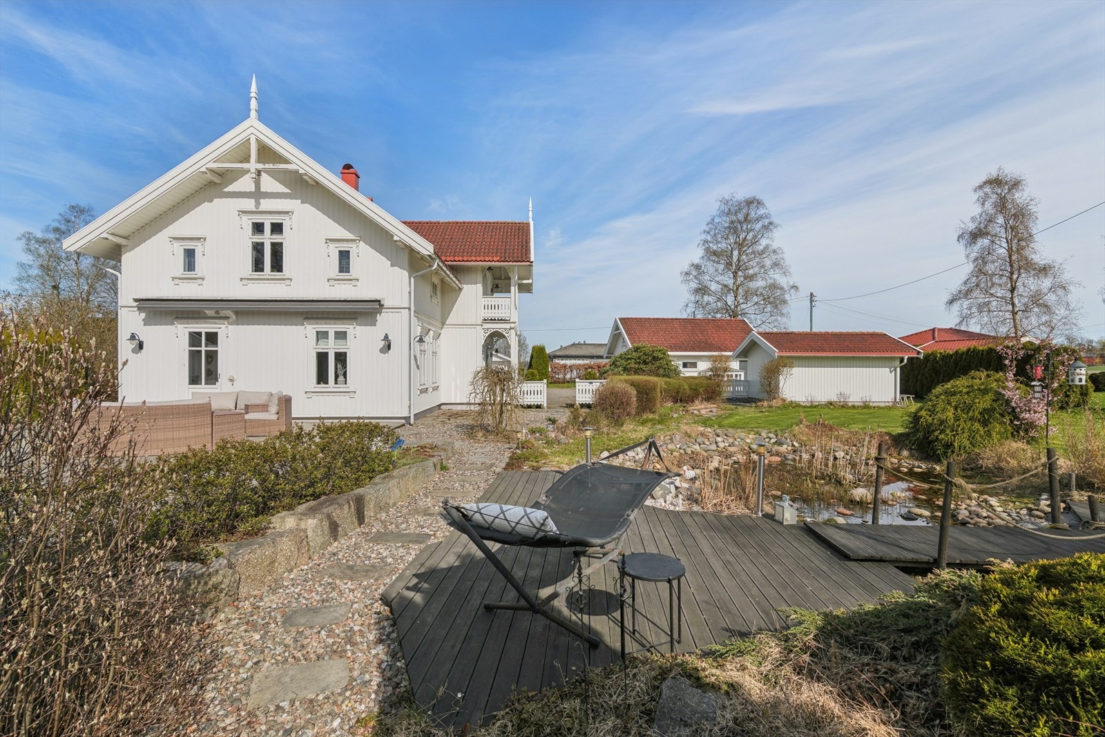 Eiendommen er omkranset av grøntarealer og har en usjenert og fredelig beliggenhet. Galleribilde