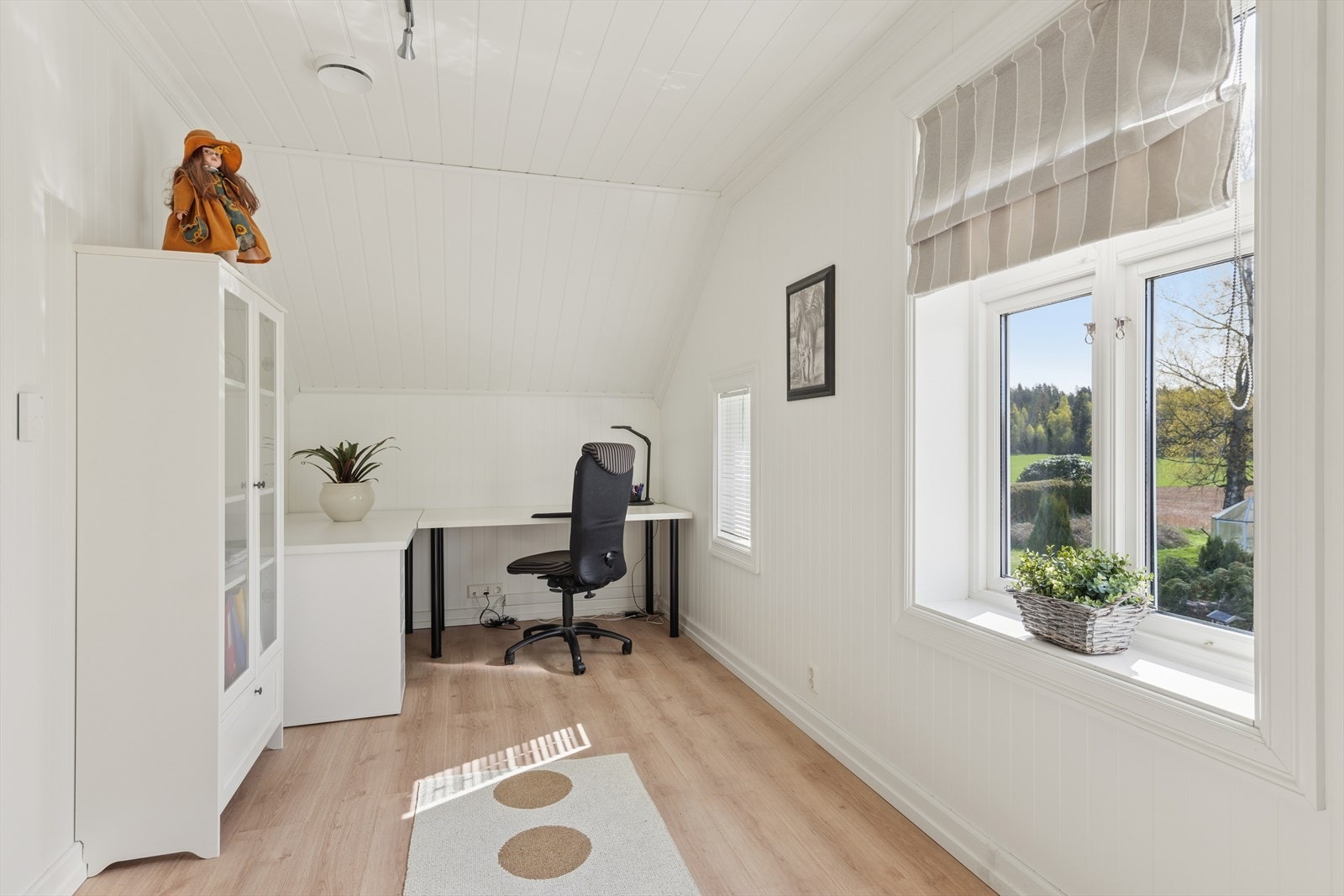 Rommet er av svært god størrelse, med god plass til seng, garderobe og kontorløsning. Galleribilde