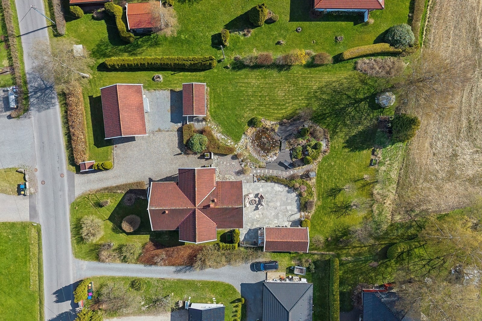 Tomten er meget godt utnyttet med en stor gårdsplass, garasje, anneks og en stor, usjenert hage. Galleribilde