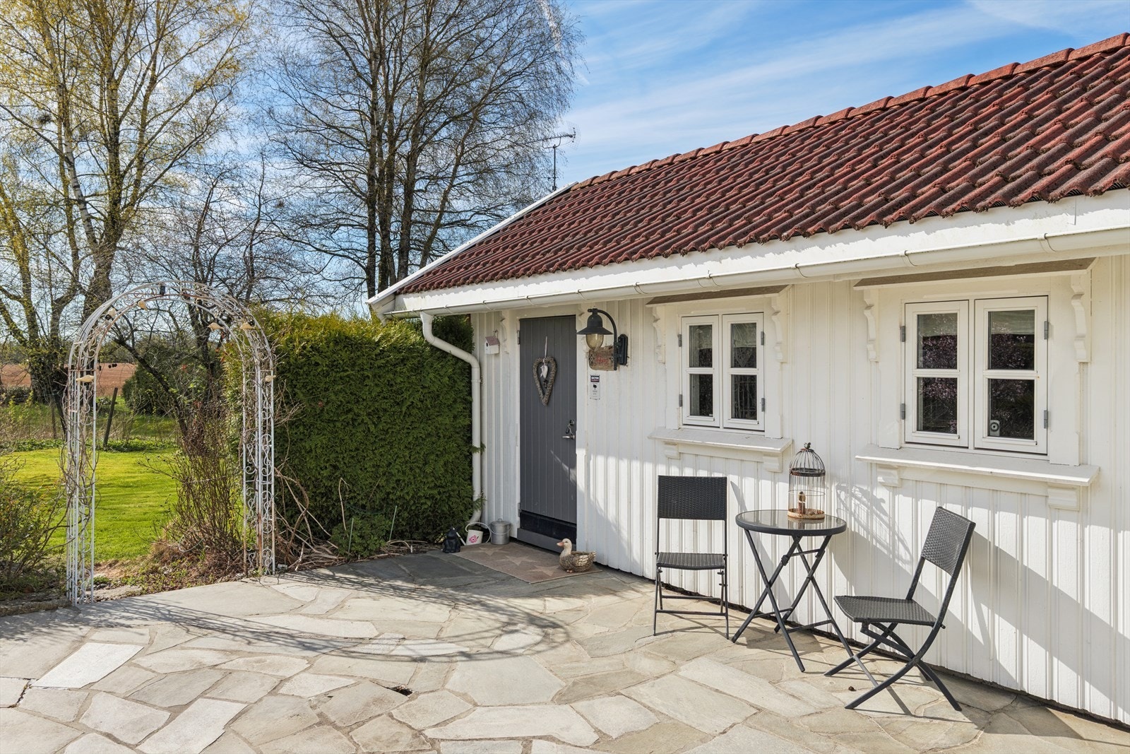 Koselig anneks/hagestue på 19 m² ligger i tilknytning til verandaen. Galleribilde