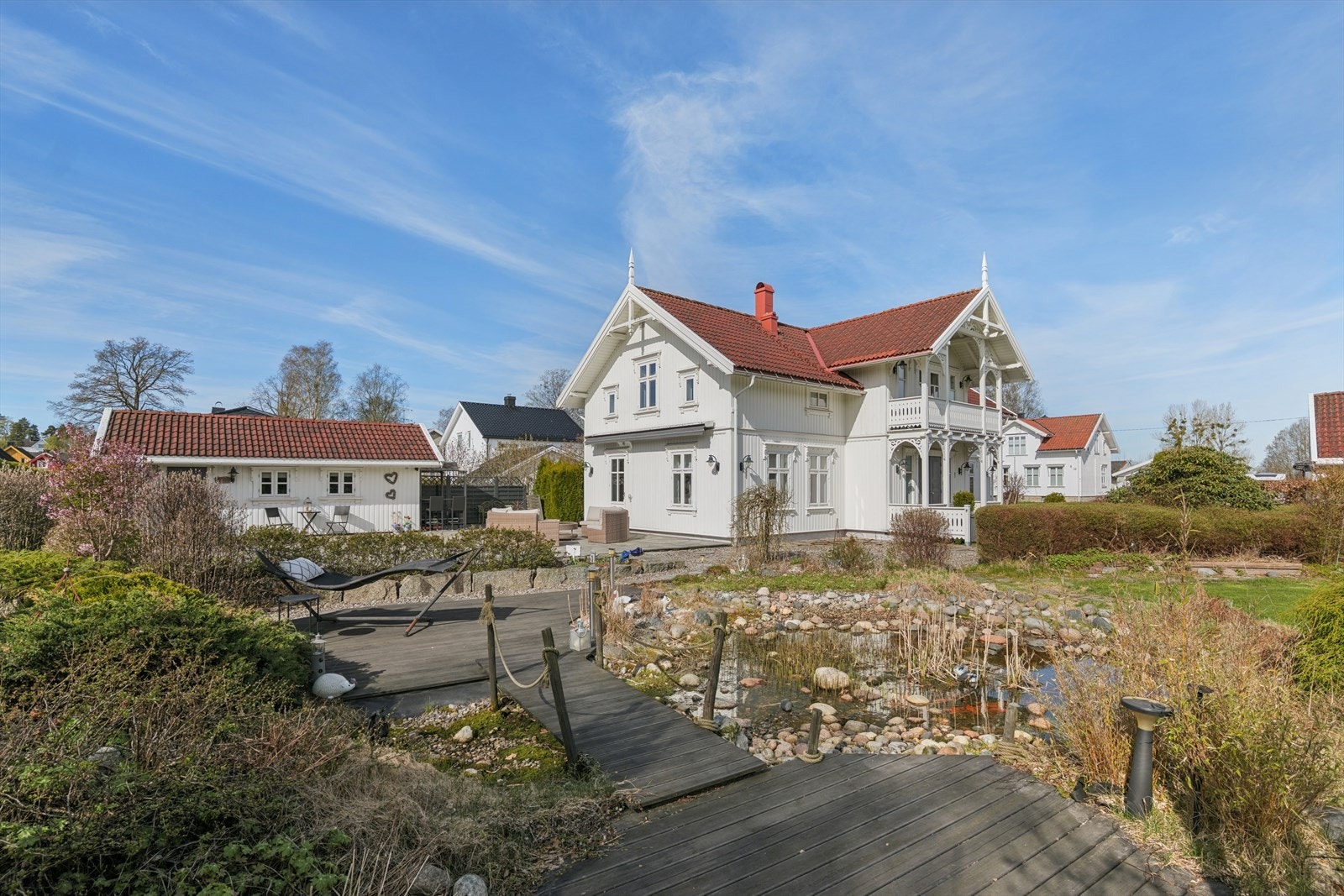Velkommen til Skaaneveien 15! En herskapelig sveitservilla fra 2010 som kombinerer klassisk arkitektur med moderne komfort. Galleribilde