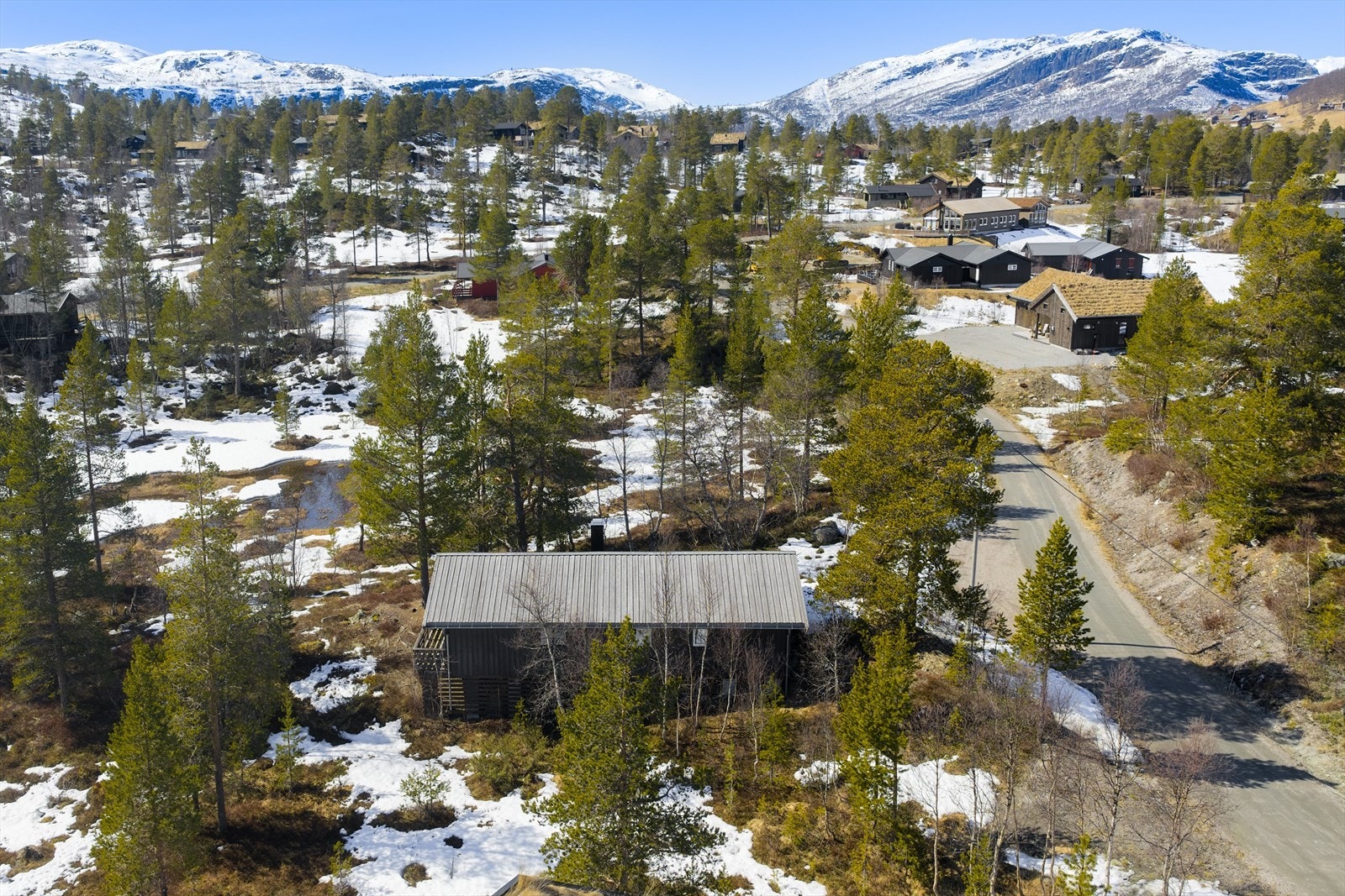 Hovden sentrum ligger ca. 5 minutter unna med bil, hvor man blant annet finner dagligvarebutikker, vinmonopol og koselige kafeer Galleribilde