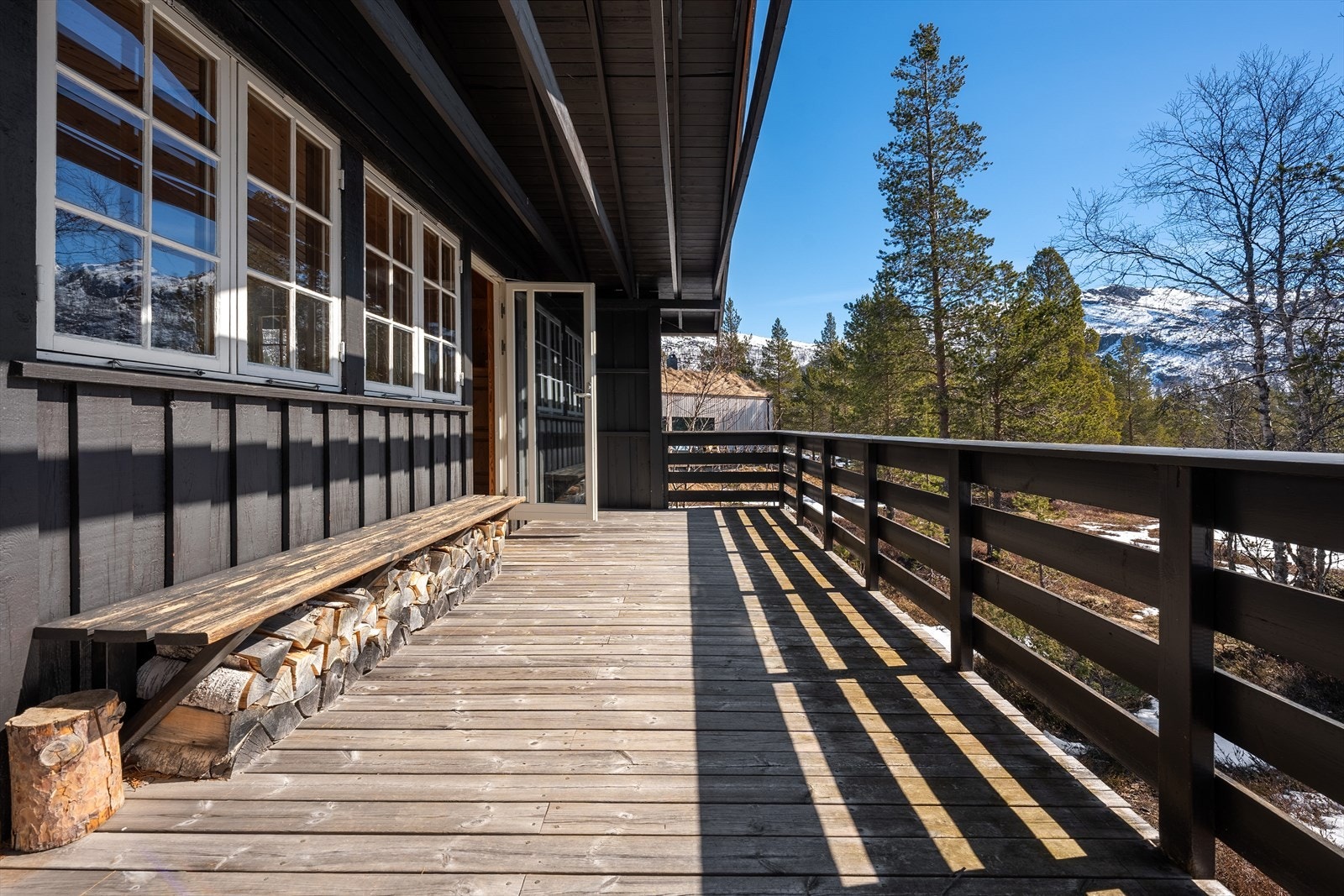Hytta har veranda som går på to sider Galleribilde