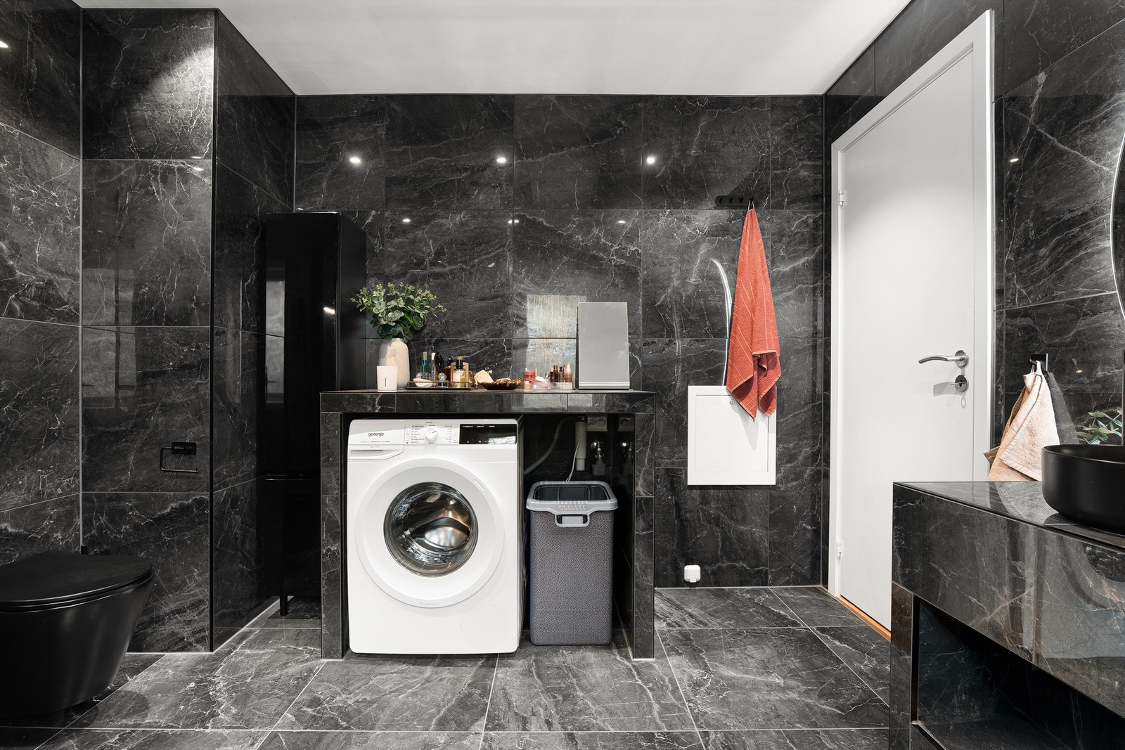 Badet er også smart tilrettelagt for vaskeromsformål. Begge benkeinnredninger er plassbygget og flislagt. Galleribilde