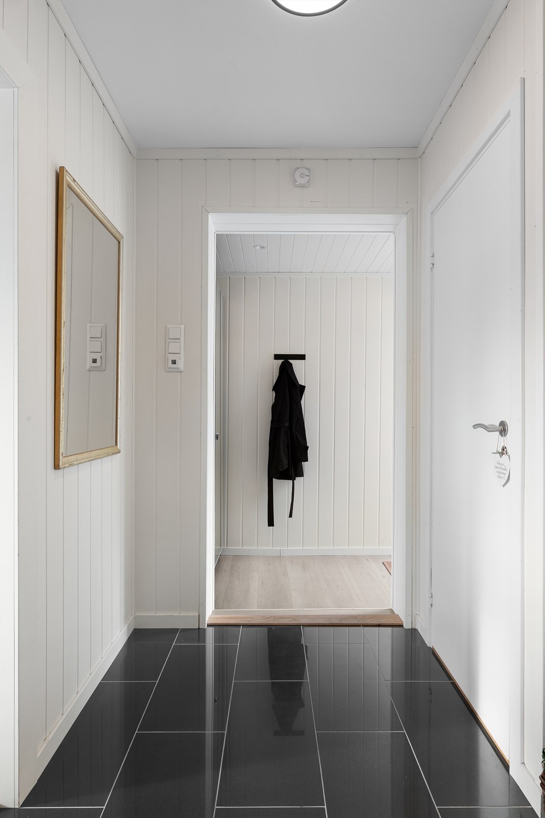 I første etasje er det elektrisk gulvvarme både på badet og i gangen utenfor badet. Galleribilde