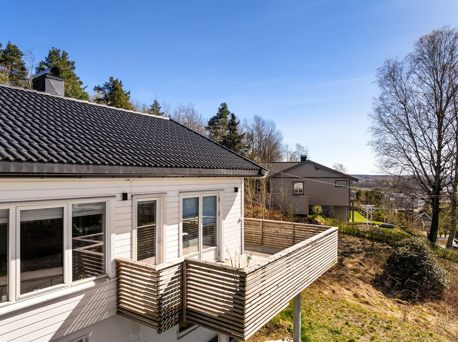 Utsikt mot sør og sørvest sees både på altanen og innendørs i blant annet stuen. Solforholdene er også meget gode. Galleribilde