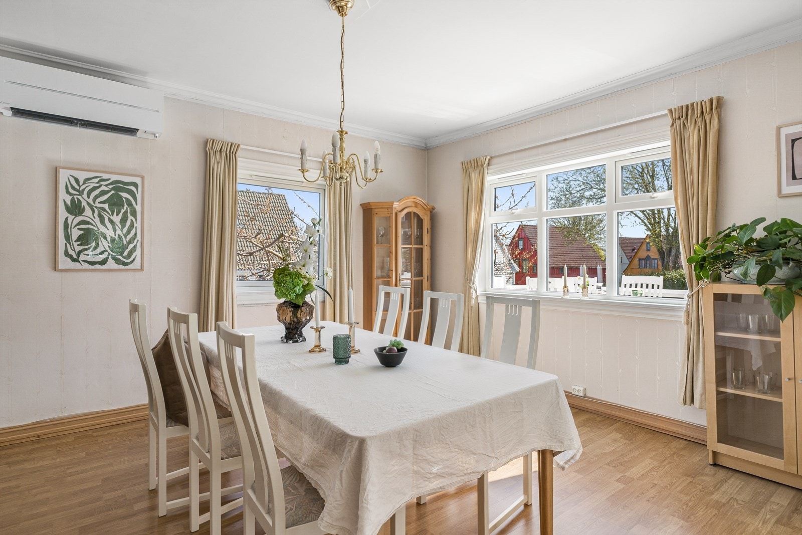 Lys og innbydende stue med god plass til gjester. Galleribilde