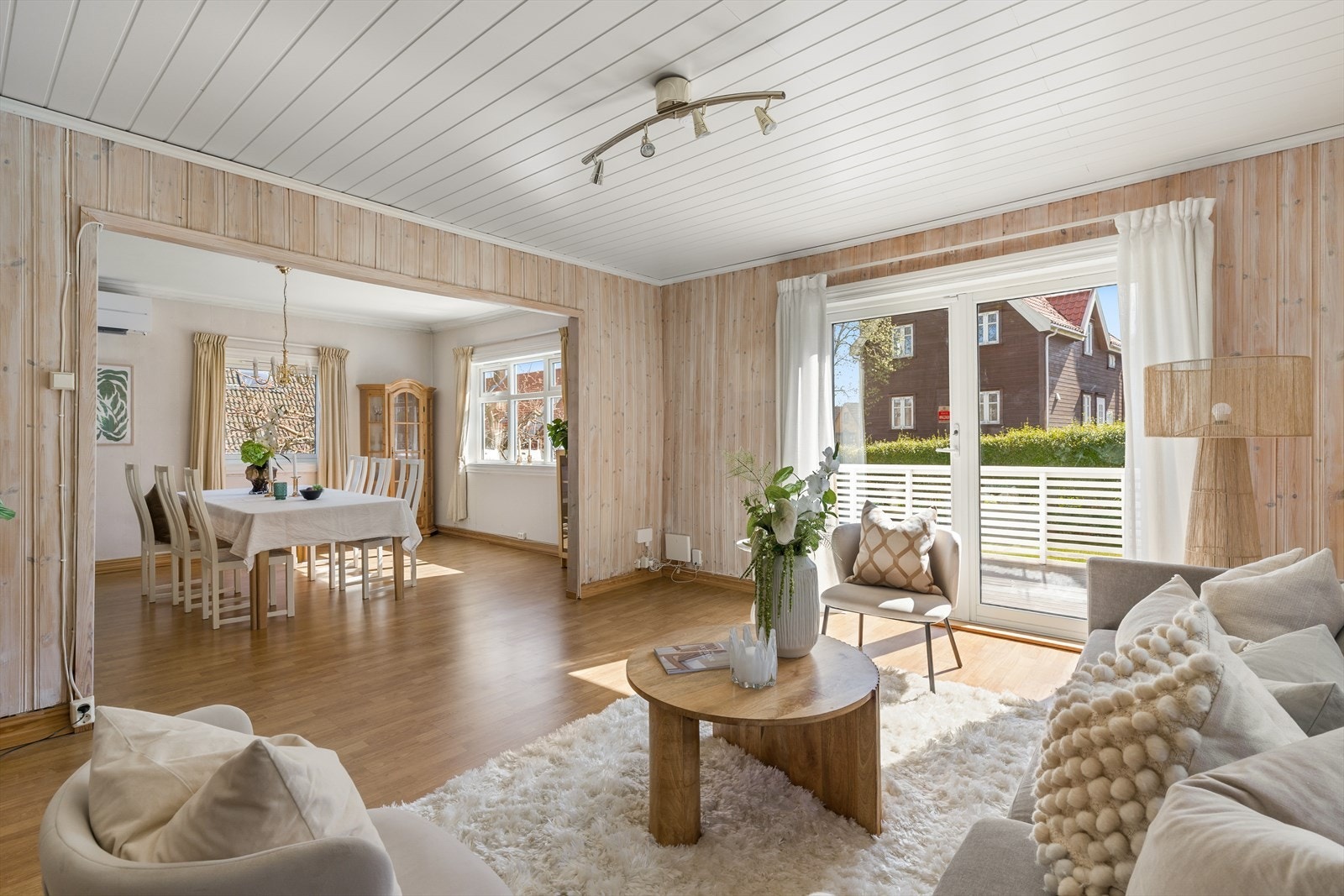Romslig stue med lun karakter, fine materialvalg og direkte utgang til terrasse. Galleribilde