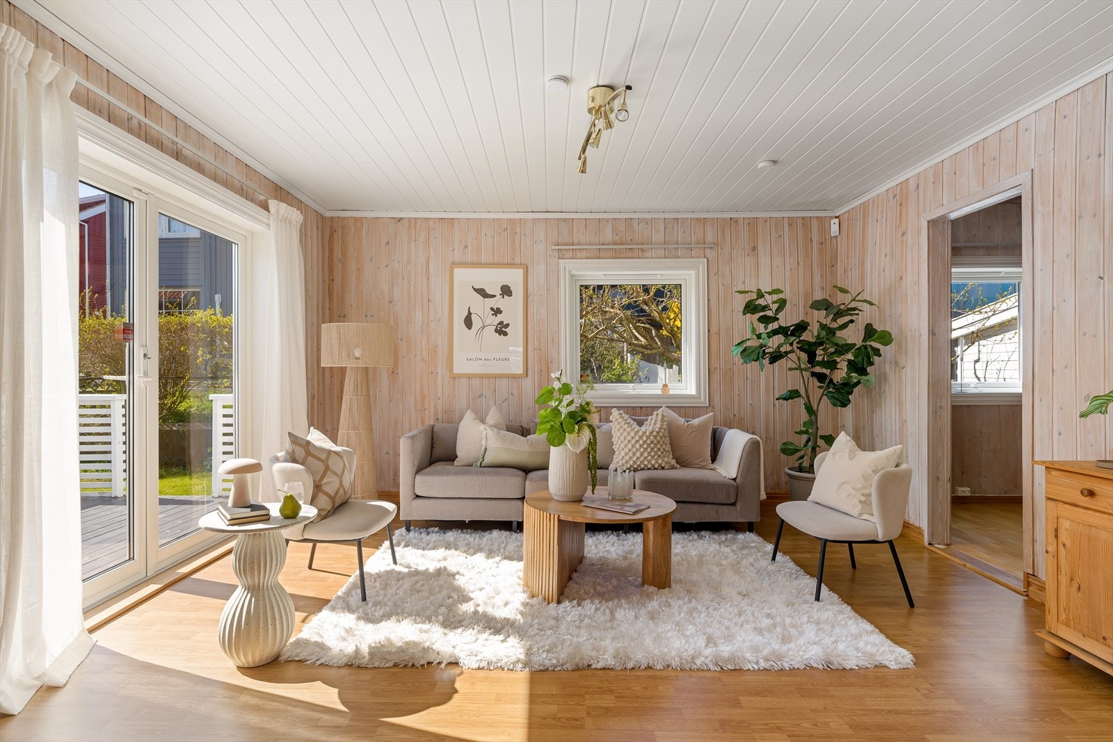Sosialt oppholdsrom med fine møbleringssoner og direkte utgang til uteplass. Galleribilde