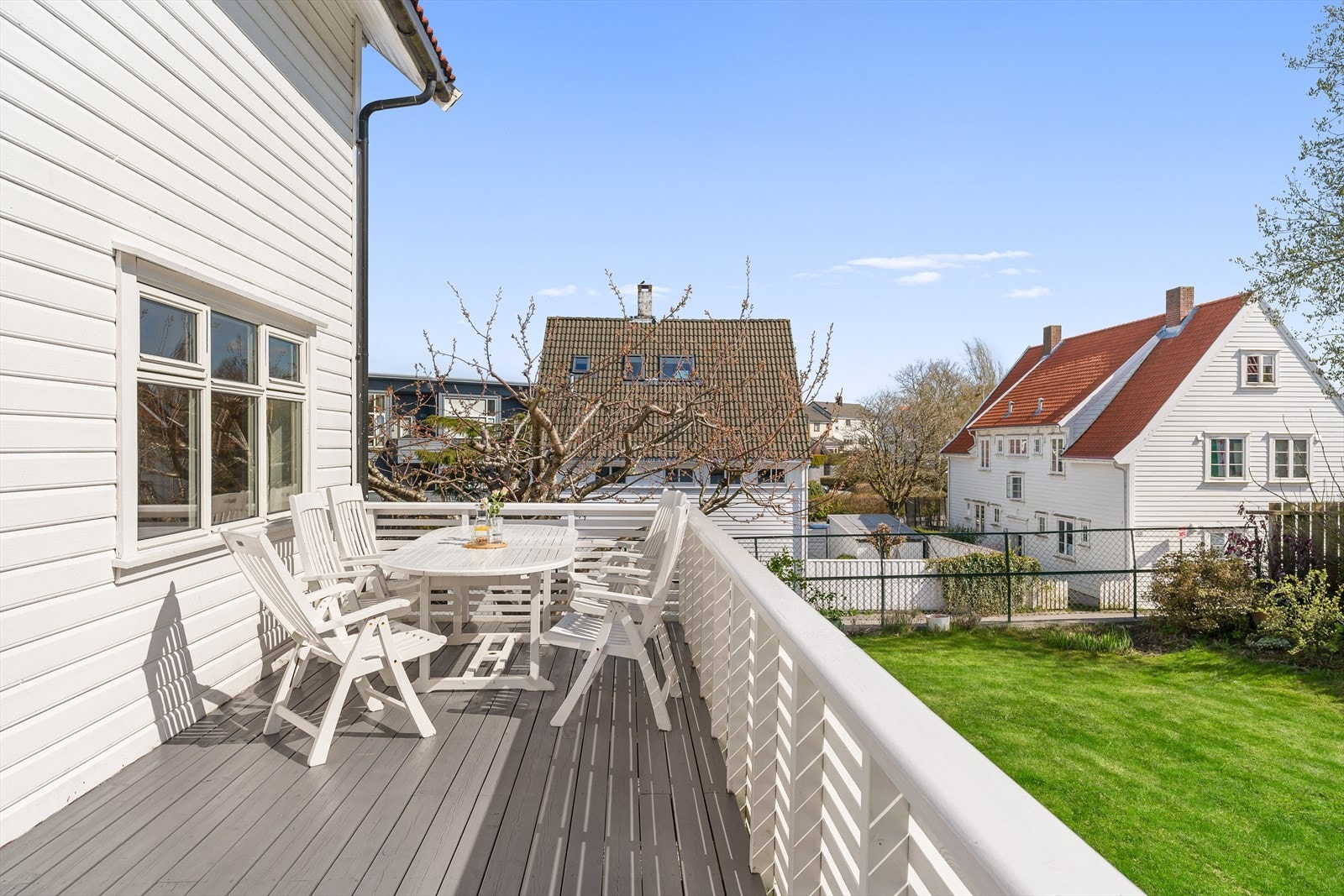Solrik terrasse med god plass til utemøbler og hyggelige sammenkomster. Galleribilde