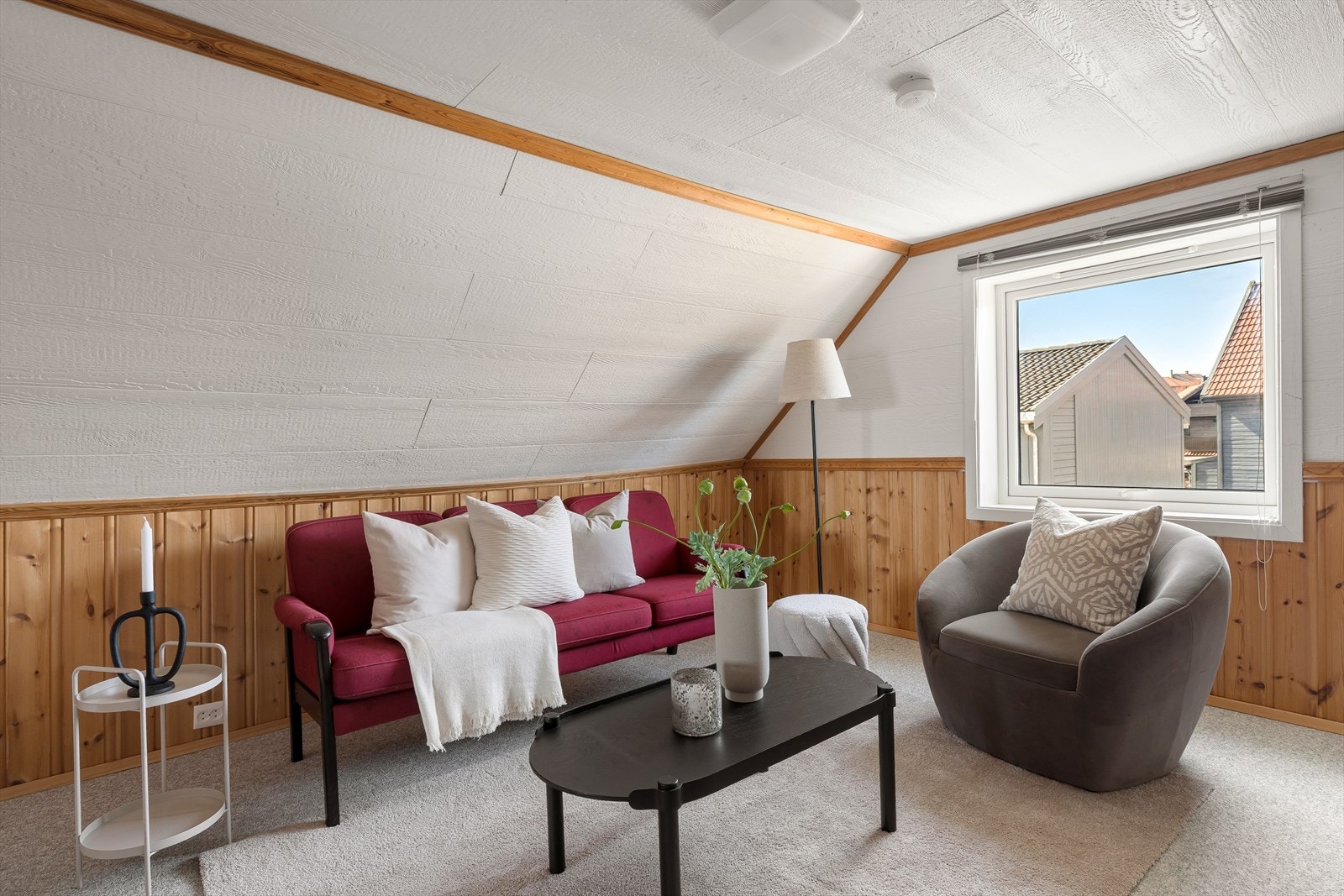 Koselig loftsstue med skråtak og godt med lysinnslipp. Galleribilde