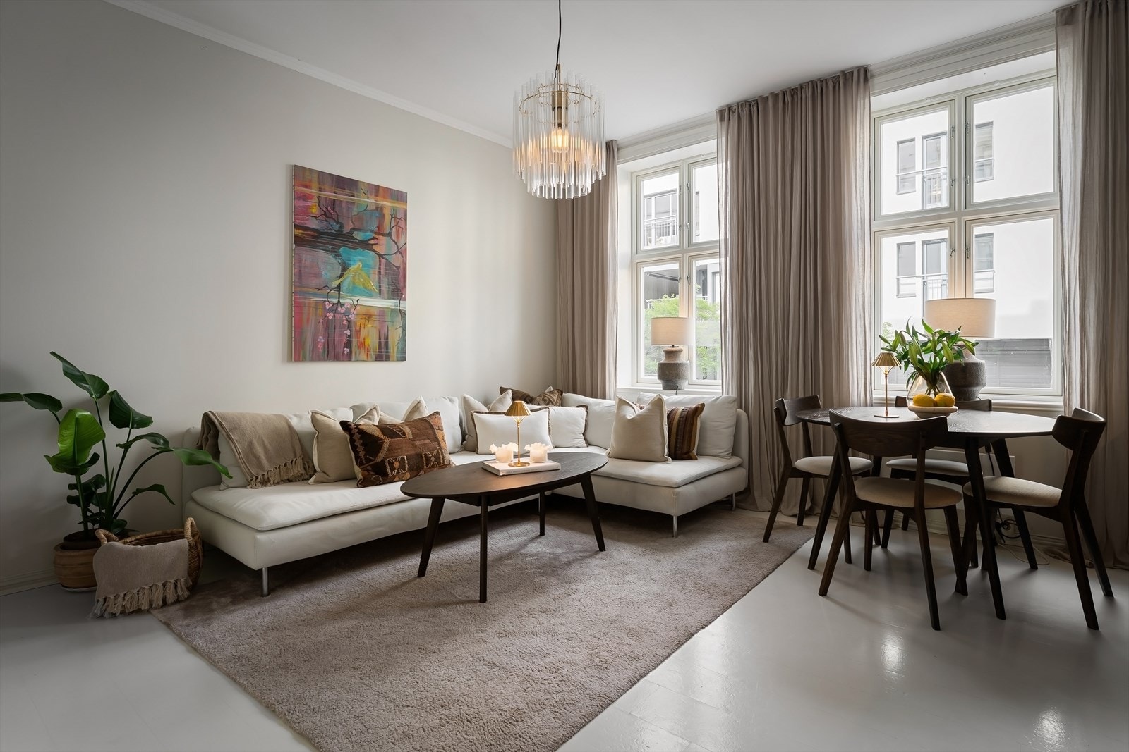 Stuen oppleves lys og luftig med store vindusflater som slipper inn rikelig med naturlig lys. Galleribilde