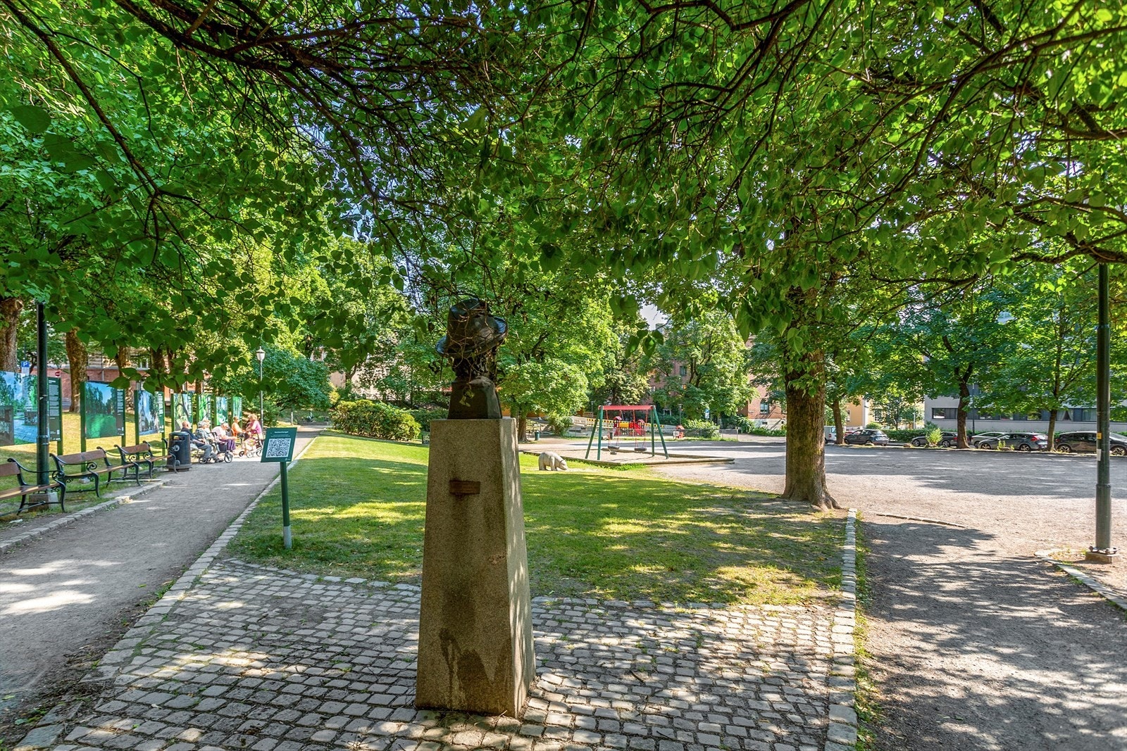 Sjarmerende Vestkantorget ligger i enden av gaten som har marked hver lørdag i aktiv sesong. Galleribilde