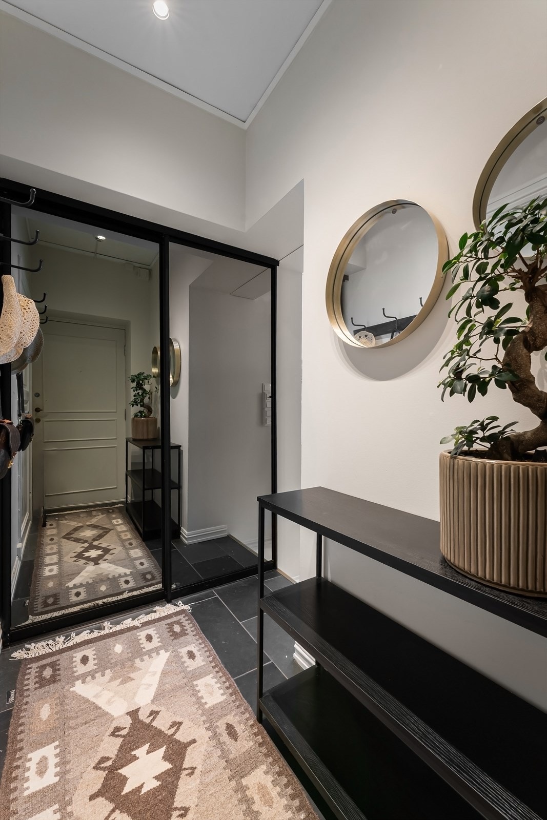 Romslig entré med skyvedørsgarderobe. Galleribilde
