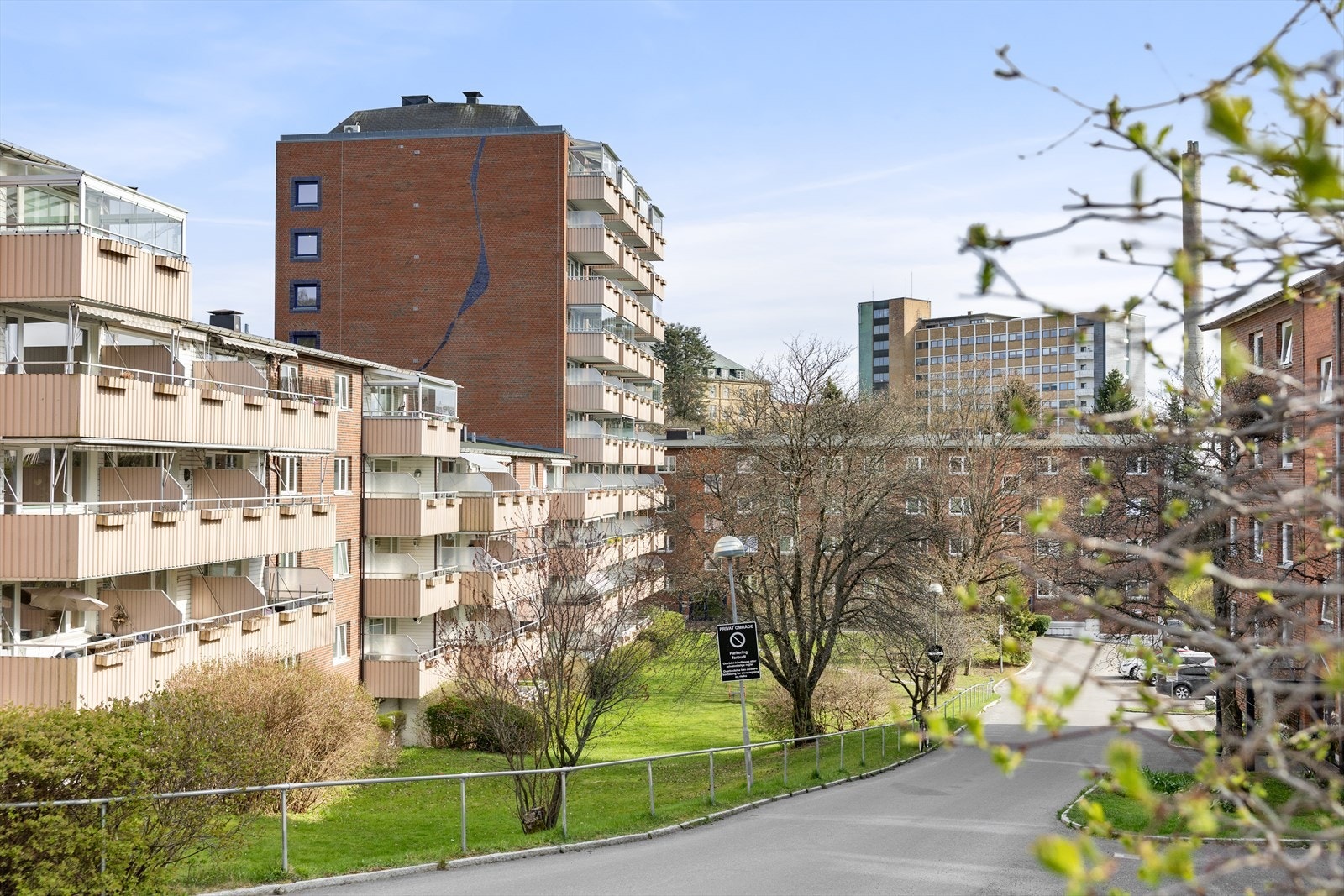 Borettslaget har gratis, oppmerkede parkeringsplasser for beboerne i borettslaget i Disenveien. Mulighet for leie av garasje og egen biloppstillingsplass, som blir fordelt etter ventelister. Galleribilde