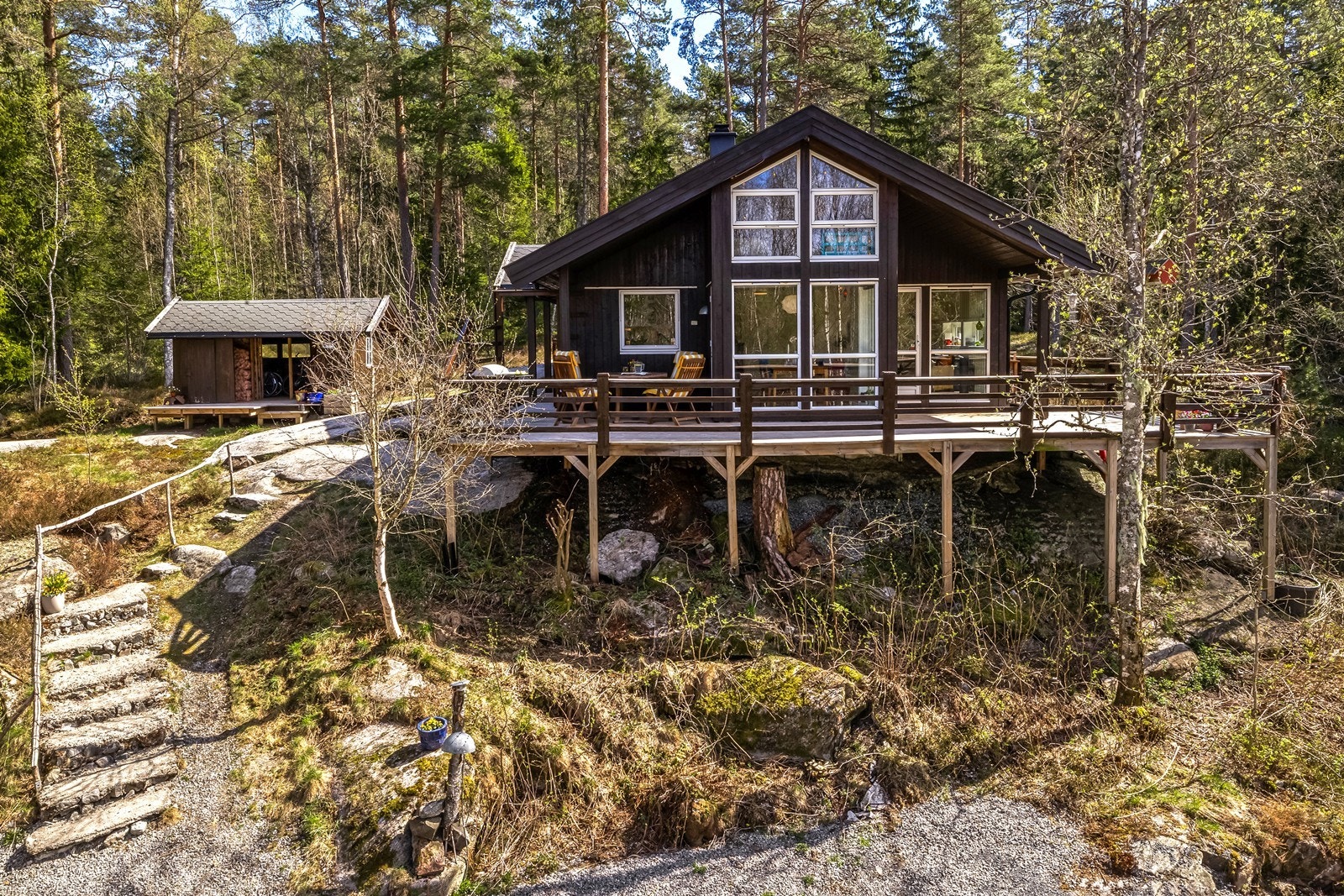 Velkommen til Sørumveien 47B! En innholdsrik fritidsbolig fra 2011, med stor skogstomt i landlige omgivelser. Foto: FOTOetcetera AS Galleribilde