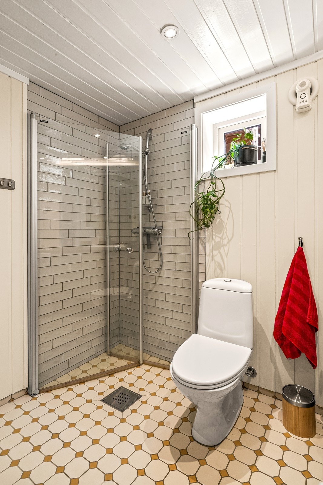 Badet er utstyrt med dusjhjørne med glassdører. Galleribilde