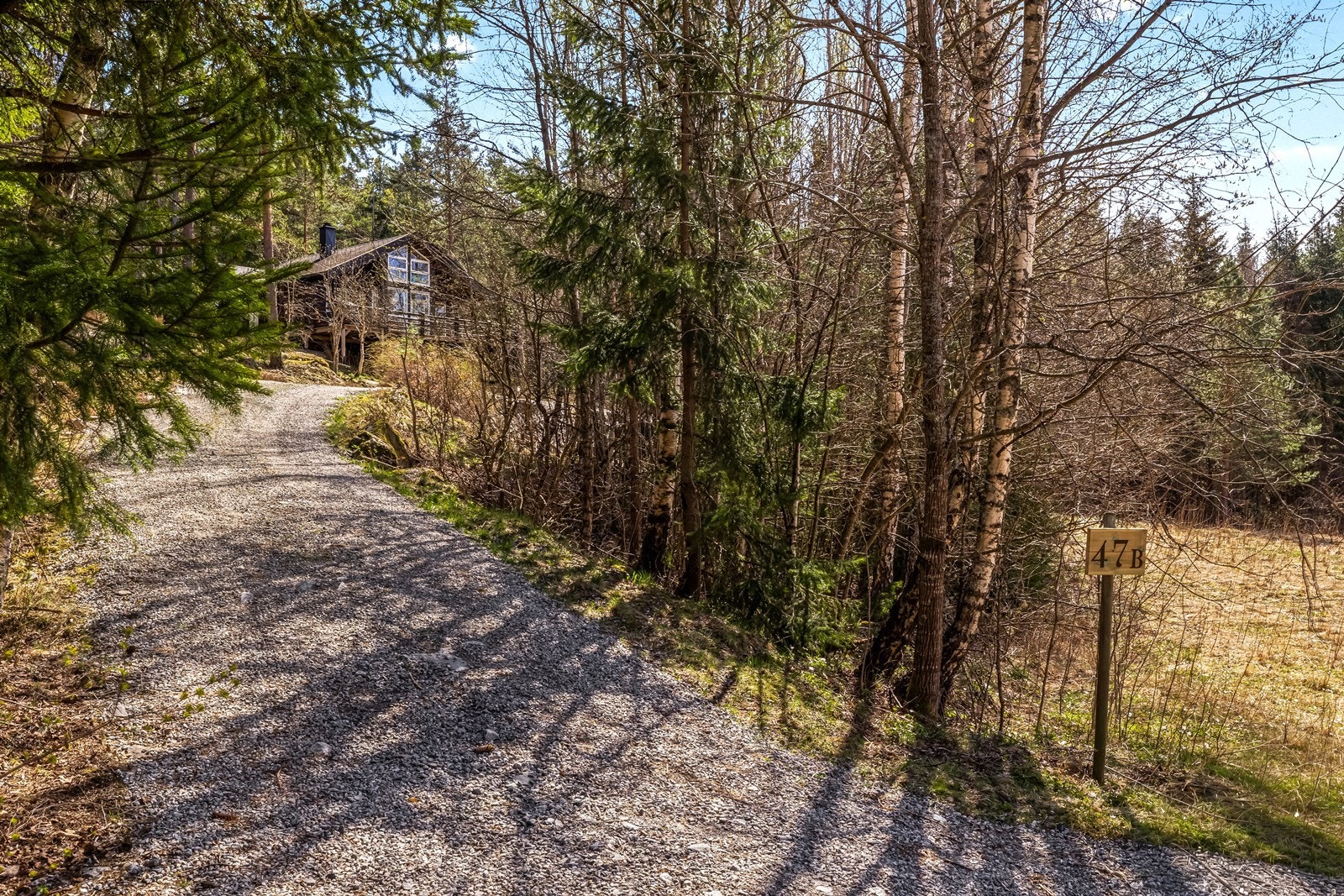 Landlig og naturskjønn beliggenhet i Kråkstad, med umiddelbar nærhet til skog og mark. Galleribilde