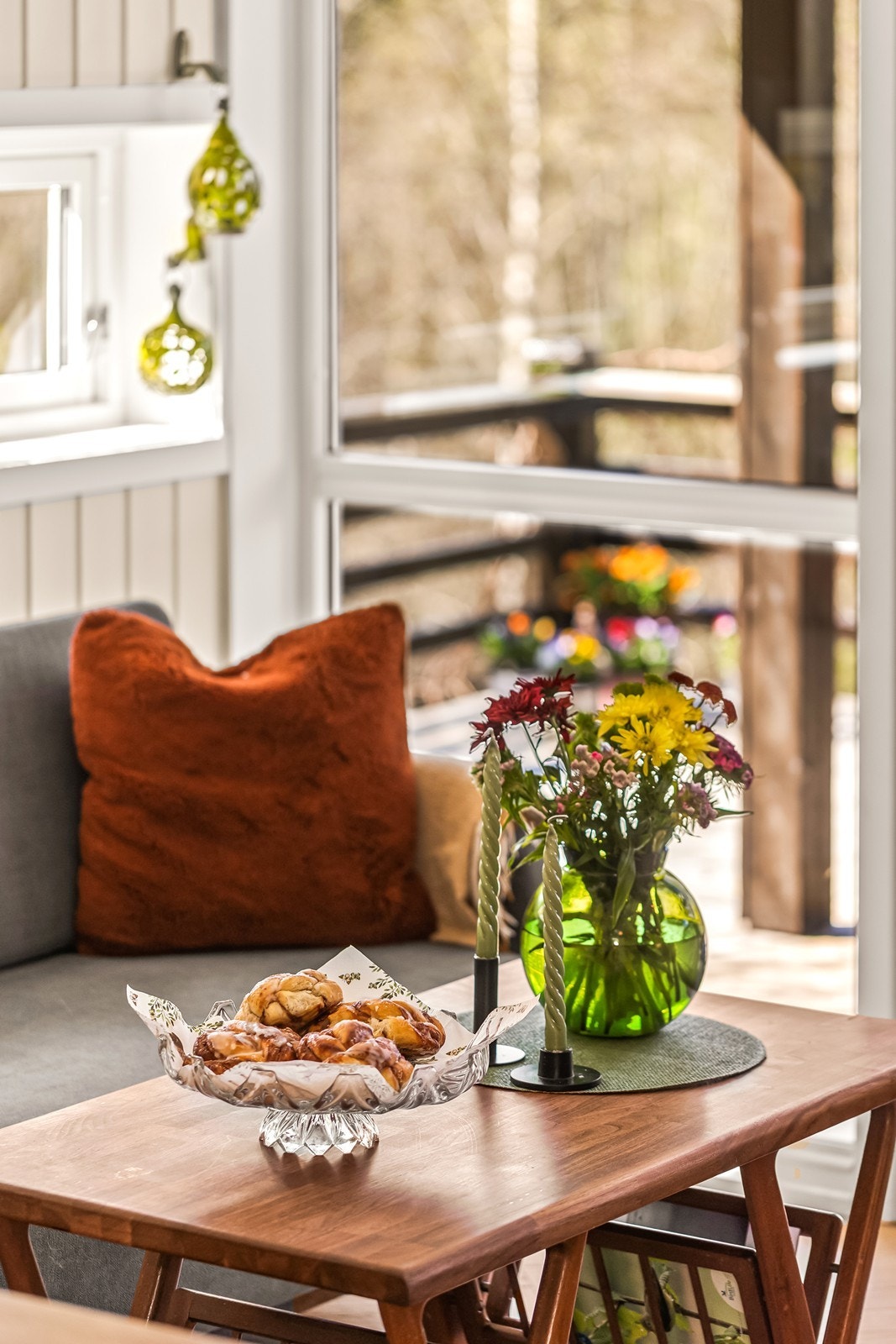 Store vindusflater med 2-lags glass visker ut skillet mellom inne og ute. Galleribilde